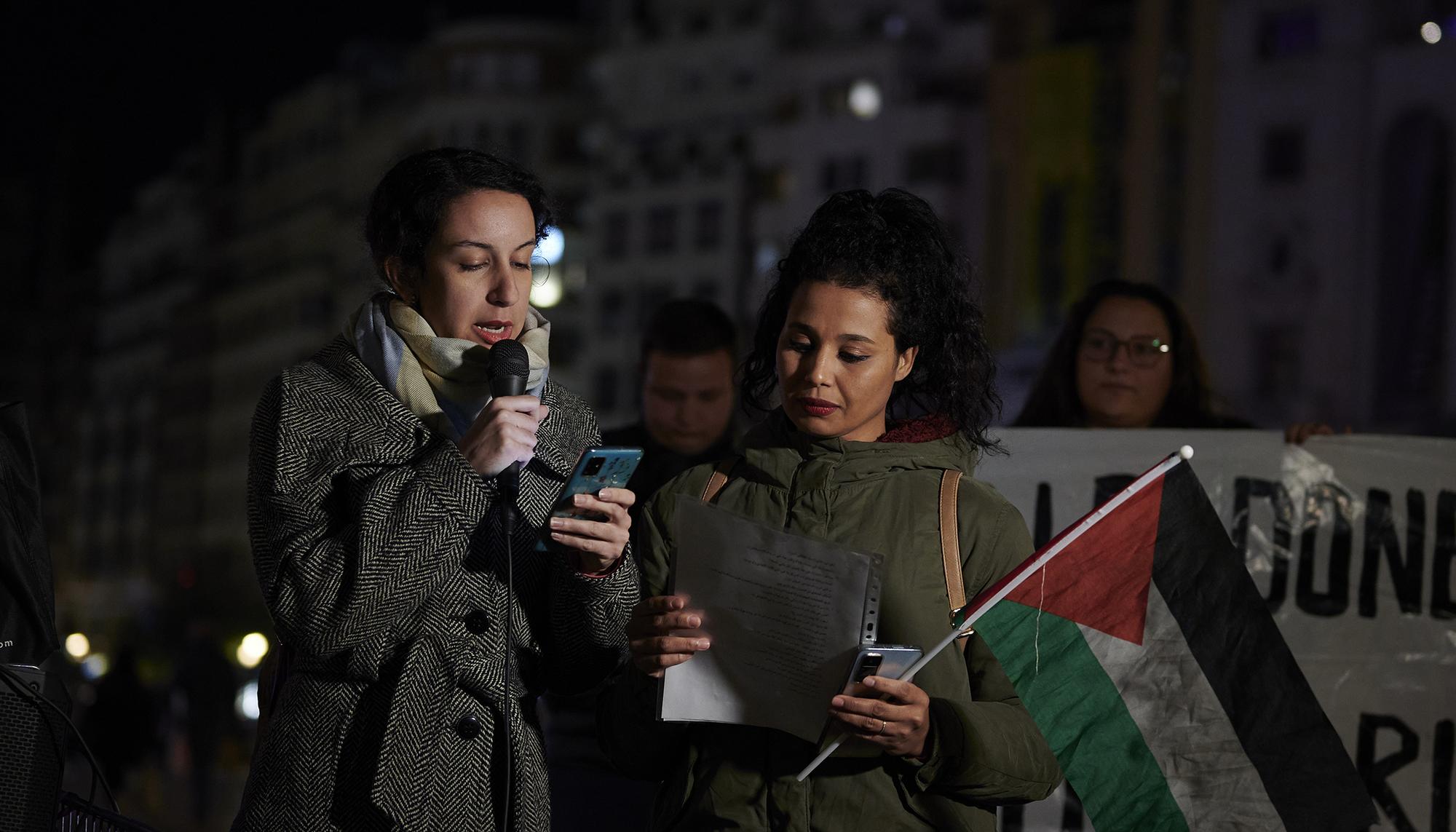 La Assemblea Feminista de València convocó una concentración en la noche del 24 de noviembre que recorrió el centro de la ciduad. - 4