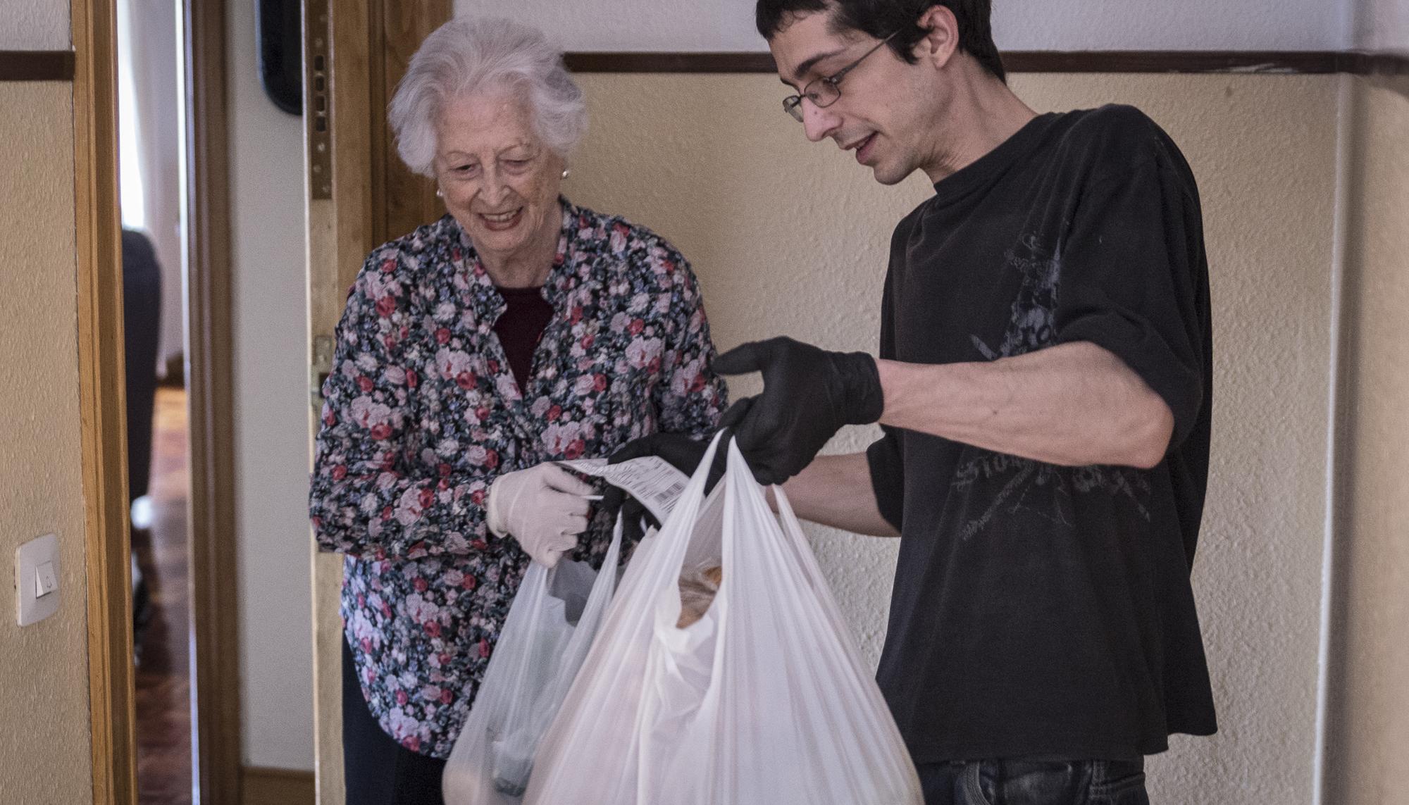 Muchas personas mayores, que tanto les gusta salir a comprar todos los días, prefieren ahora que les lleven la compra a casa para evitar el máximo de situaciones en las que pueda haber contagio.