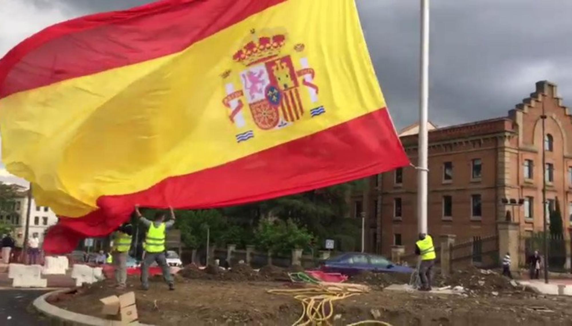 Bandera de España colocada en una rotonda de Plasencia