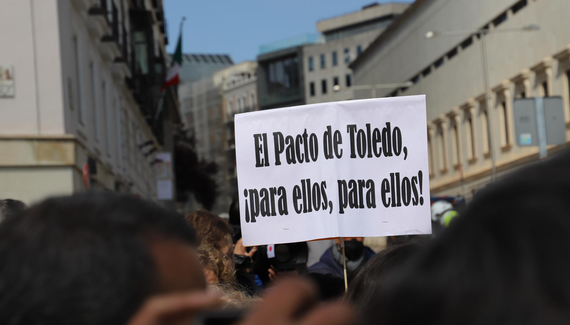 Protestas del movimiento pensionista en las puertas del Congreso el 6 de abril de 2022.