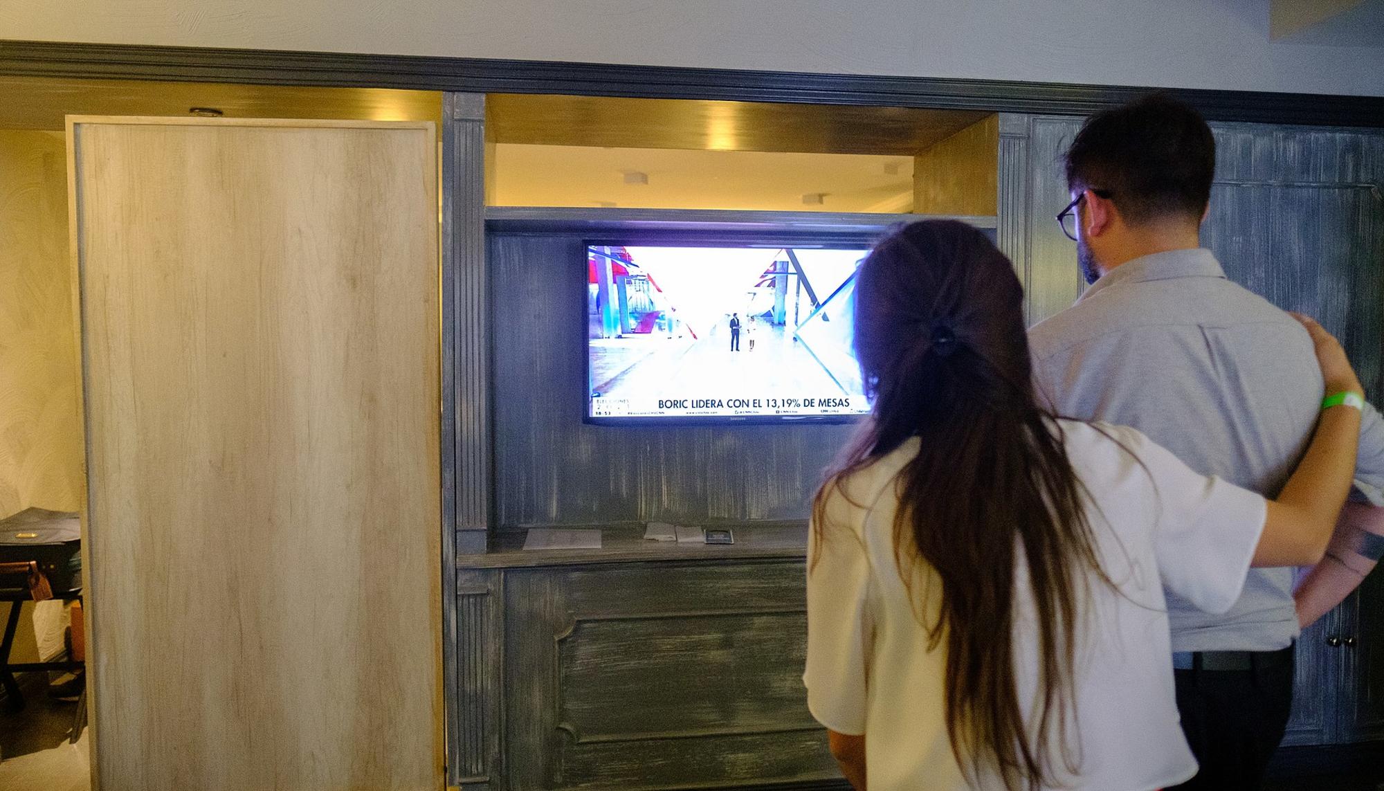 Gabriel Boric junto con su pareja, Irina Karamanos, viendo los resultados de la segunda vuelta de las elecciones chilenas, el 19 de diciembre de 2021.