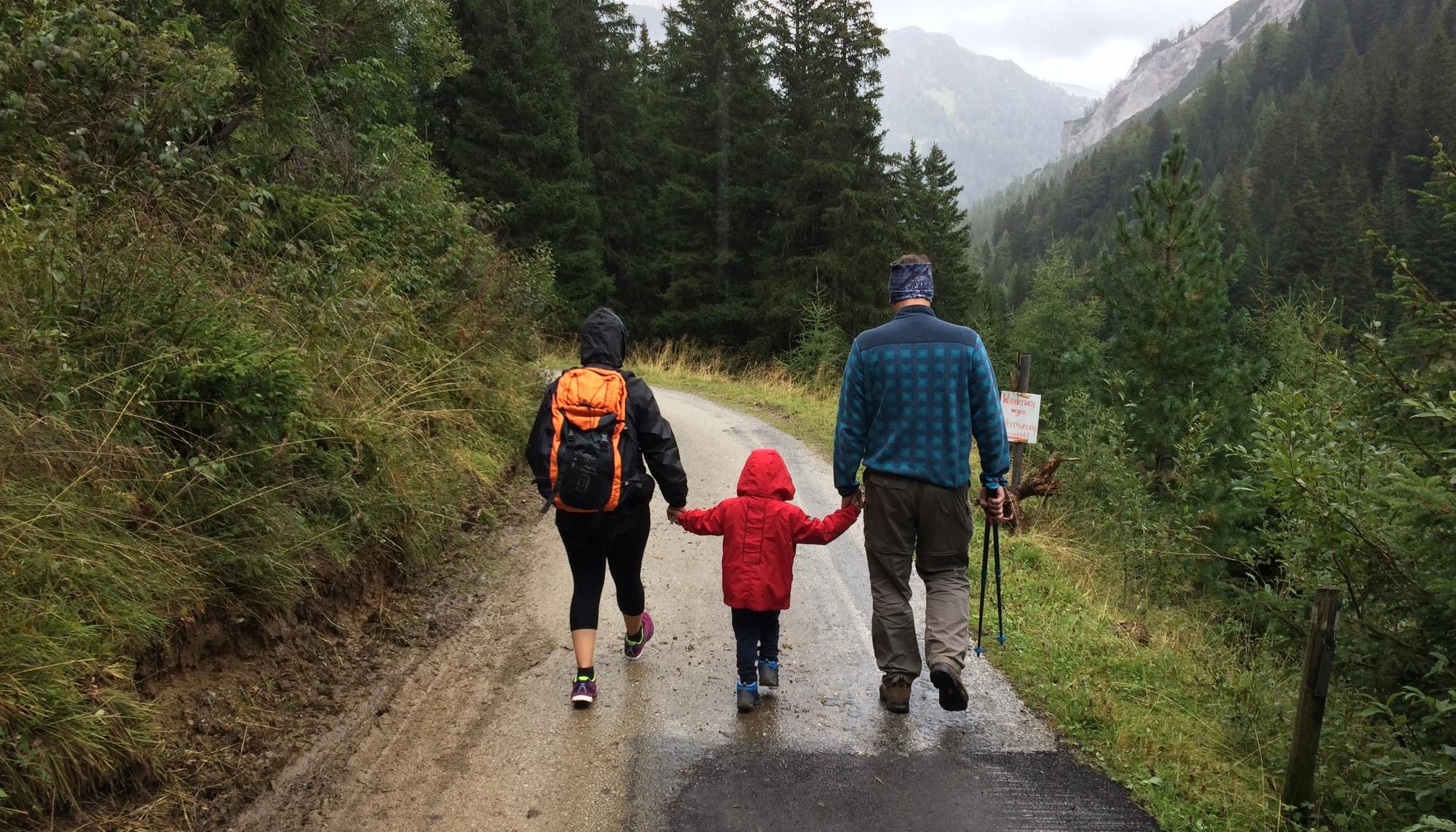 Una familia camina por el bosque. 