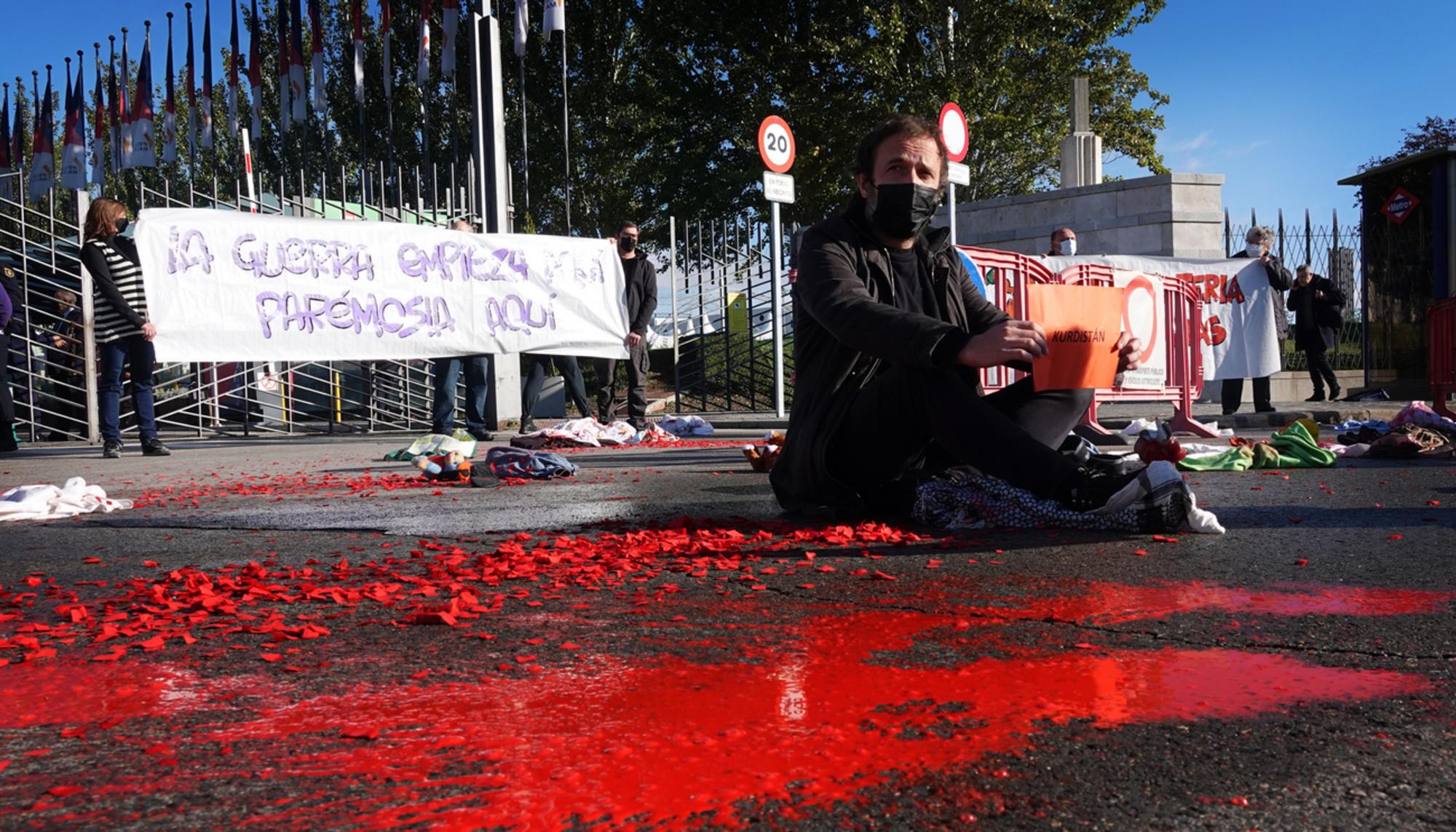 Protesta confra la feria de armas FEINDEF en IFEMA (2021)