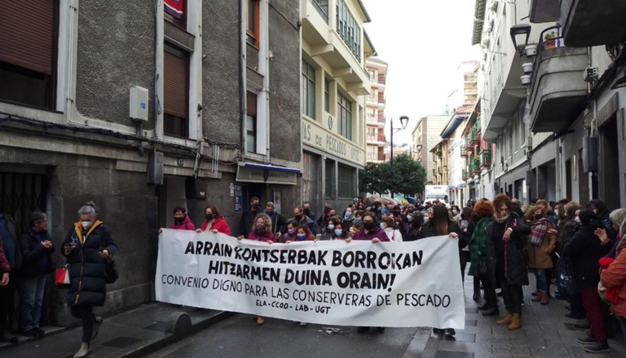 Protestas de las trabajadoras de conservas de pescado de Bizkaia para conseguir un convenio más justo y no discriminatorio. Foto: ELA