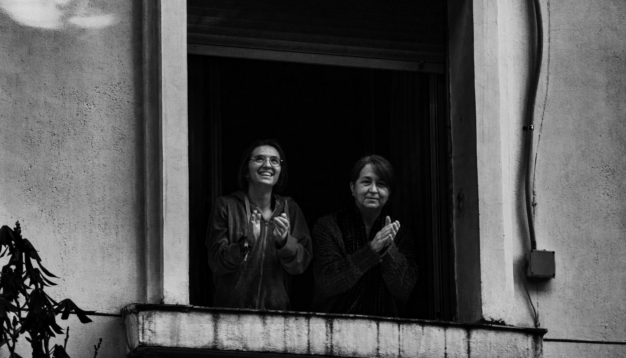 Dos vecinas de Iruñea durante el aplauso sanitario.