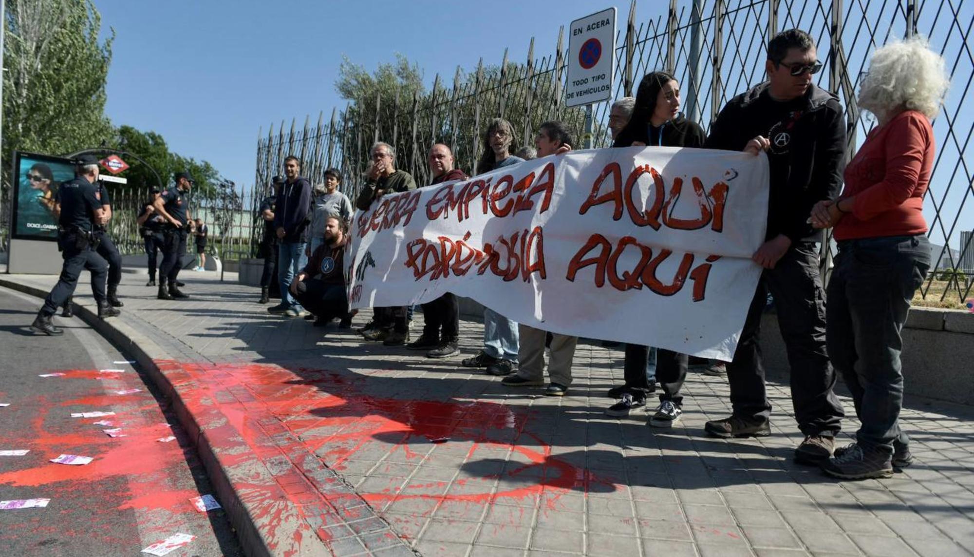 Protesta contra la celebración de la feria de armas de Madrid - 4