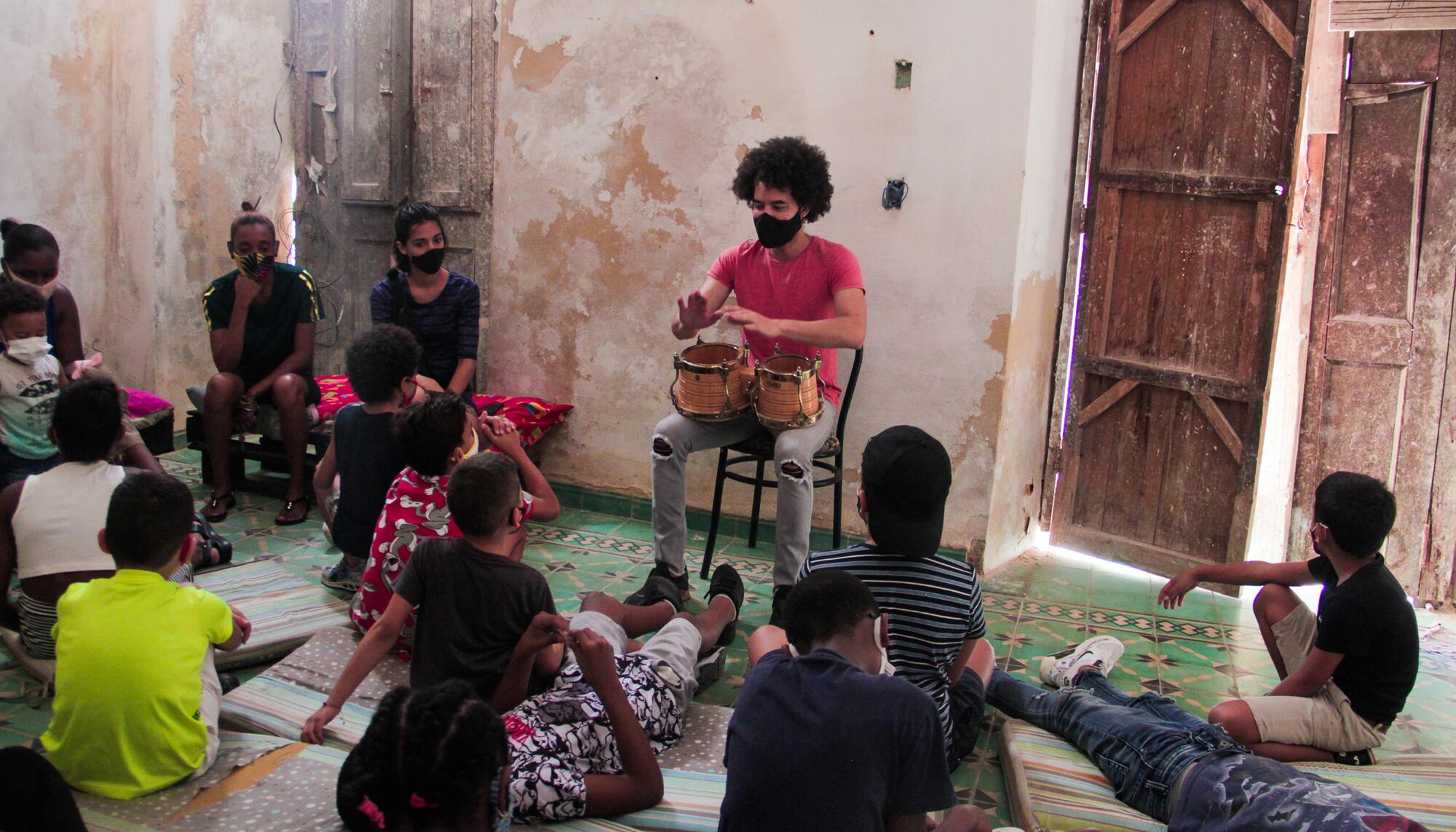 Clase de música para niños en Casa Amarilla