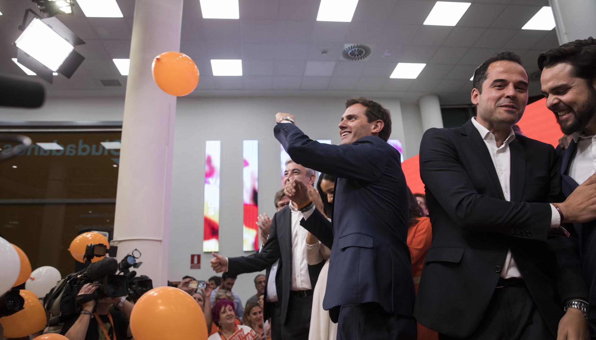 Noche electoral Ciudadanos 26M celebración y globos