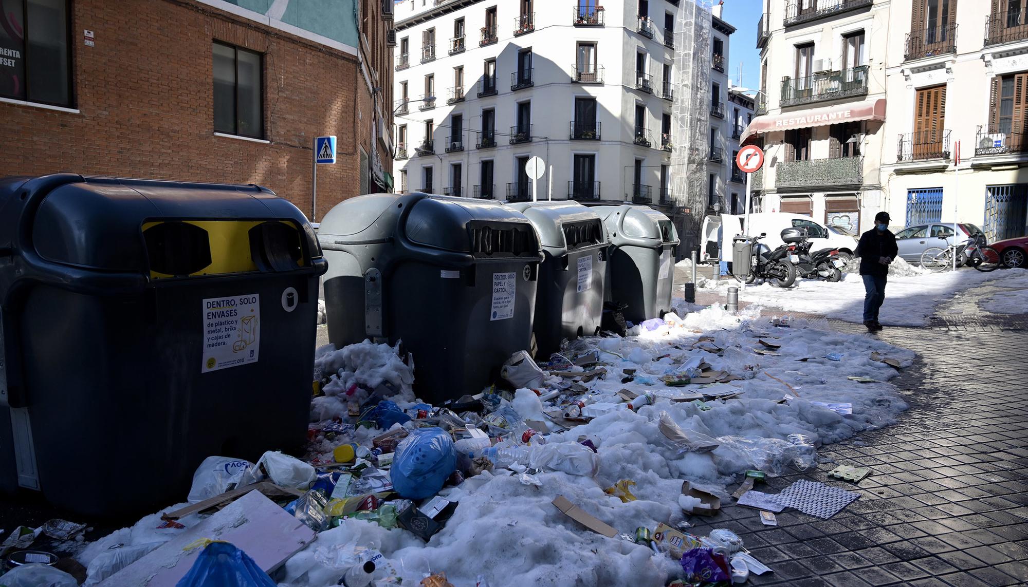 Basura en contenedores y nieve