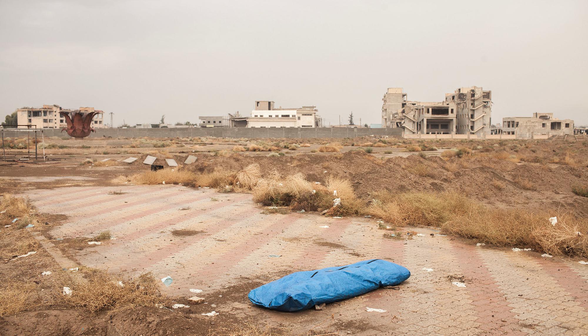 Recuperando los cuerpos sin vida en Al Raqa 3
