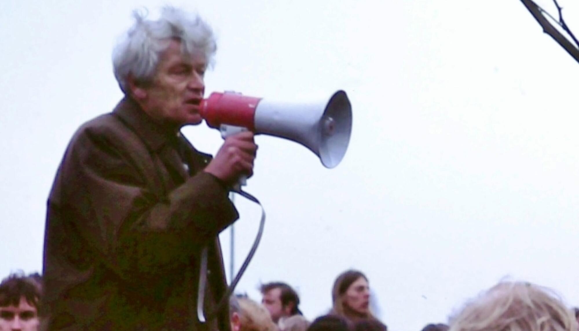 El historiador E.P. Thompson en una manifestación en 1980. Thompson abogó por una «alianza popular» que sirviera como fuerza contrarrestante contra la carrera armamentística nuclear y militar. Fuente: Beyond Nuclear International 