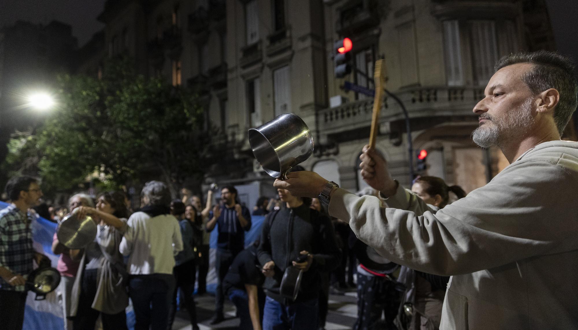 Cacerolazo para protestar contra el Decreto de Necesidad y Urgencia (DNU) anunciado por el presidente Javier Milei. - 19