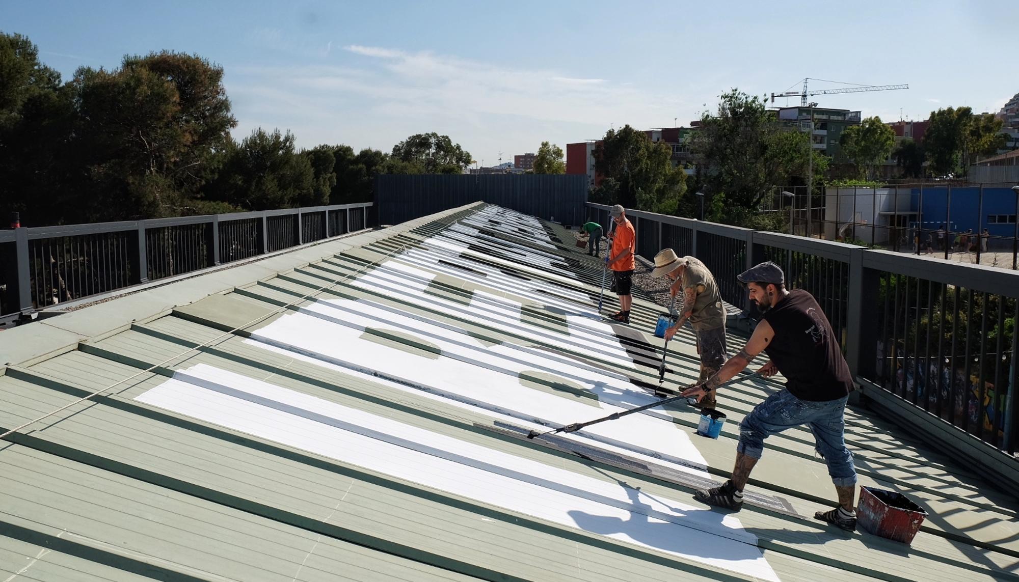 Pintando a favor de la libertad de expresión en el Ateneu 9 Barris de Barcelona