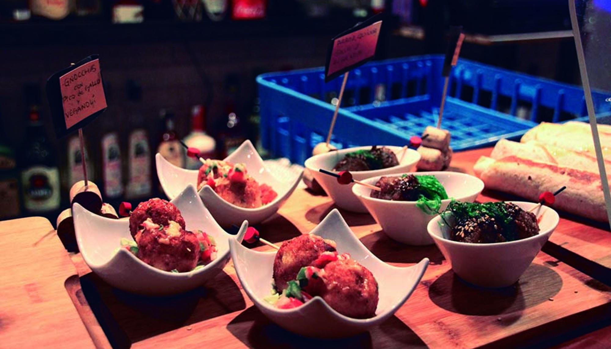 Pintxos veganos en un bar