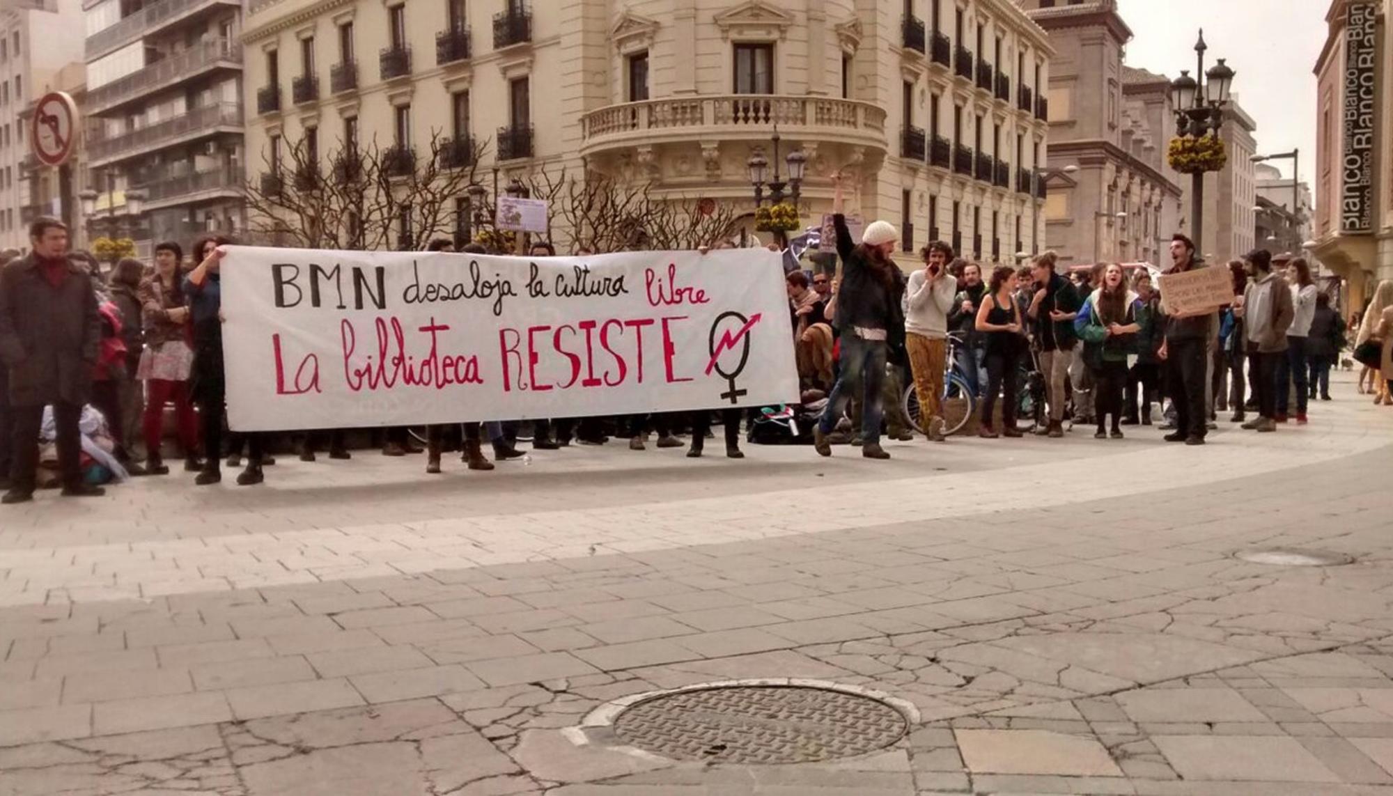 Concentración contra el desalojo de la Biblioteca Social Libre Albedrío