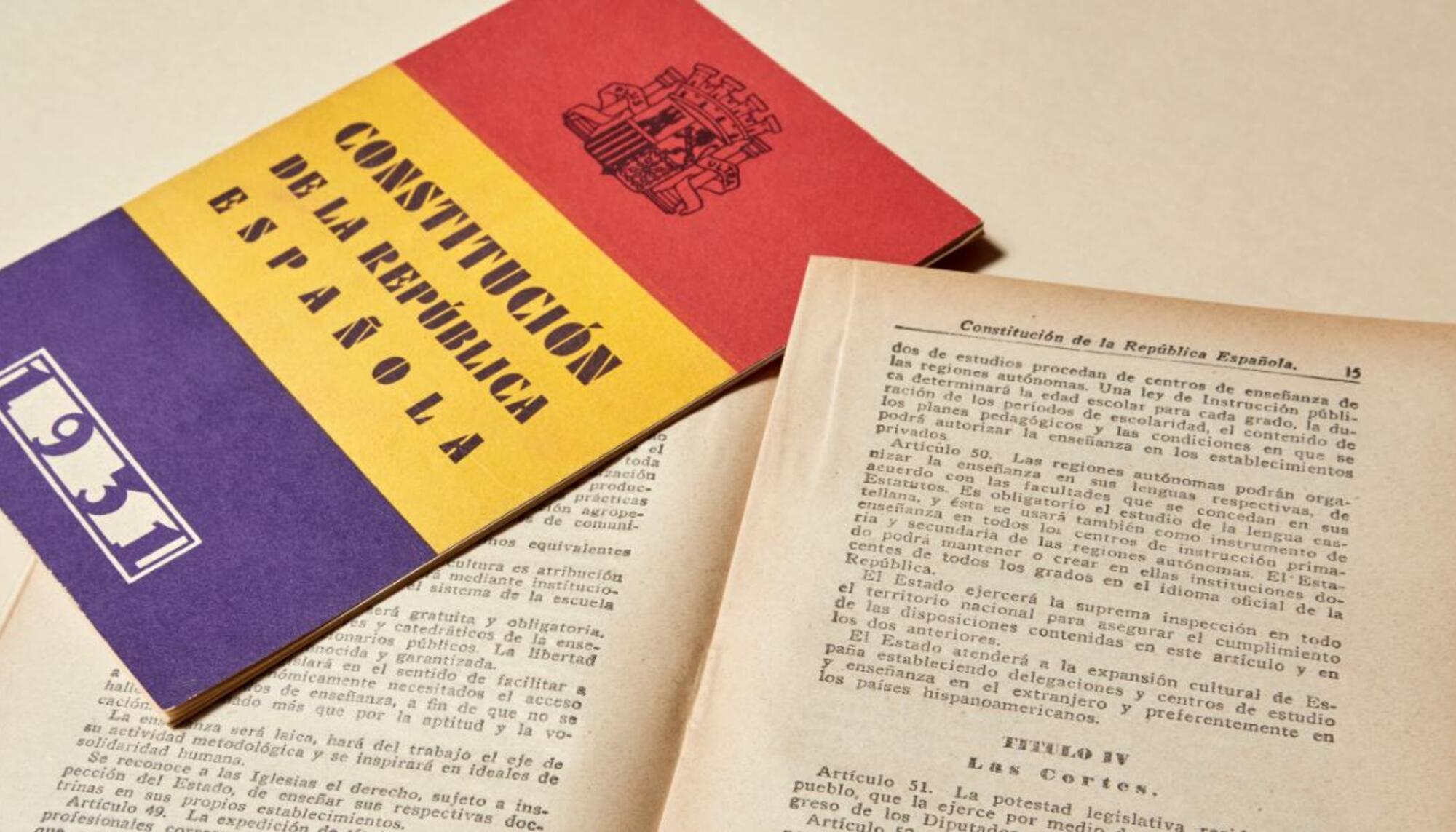 Ejemplar de la Constitución de 1931 en pequeño formato y con la bandera tricolor en la cubierta. Federico Reparaz. Congreso de los Diputados.