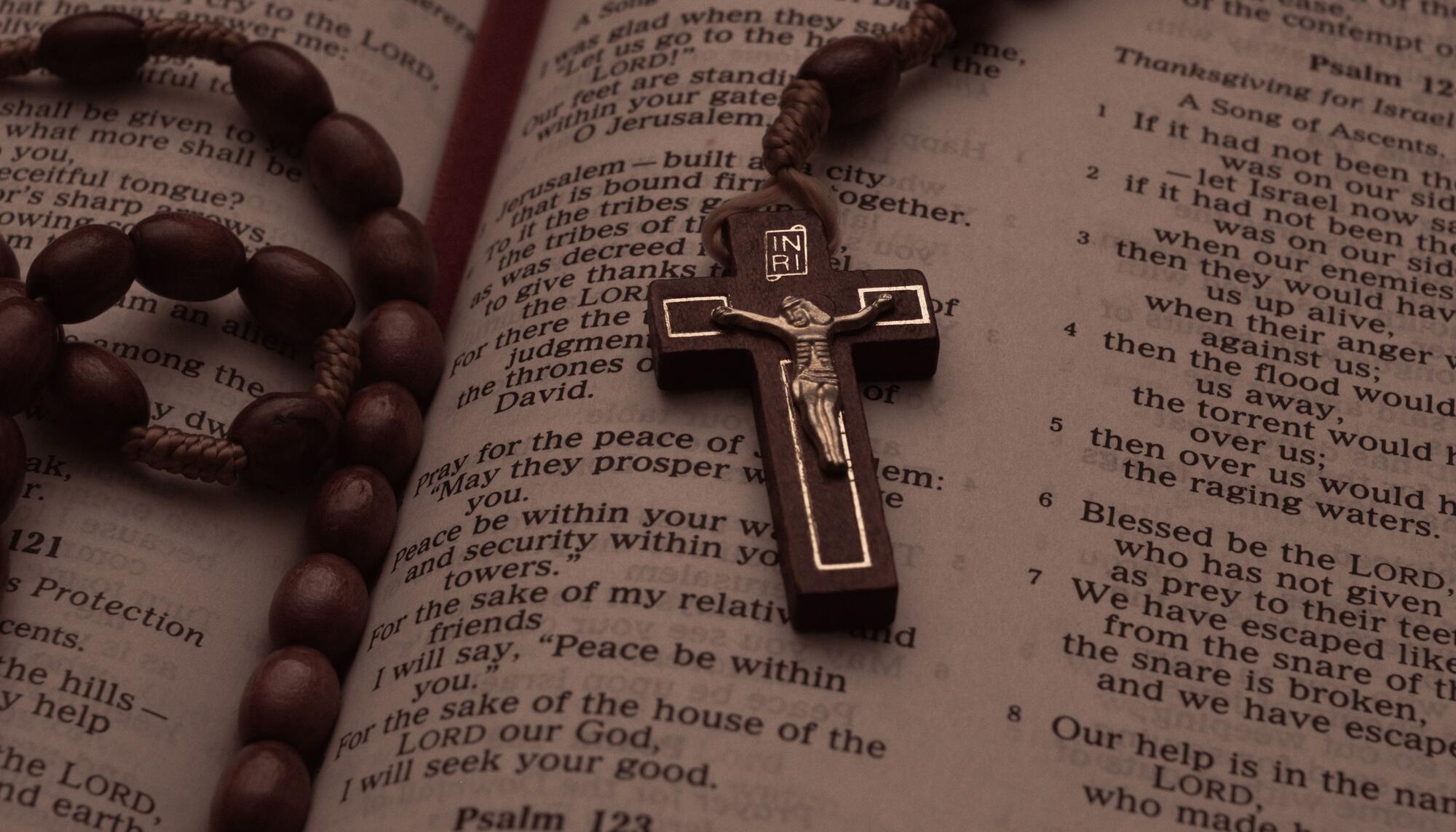 Crucifijo iglesia biblia
