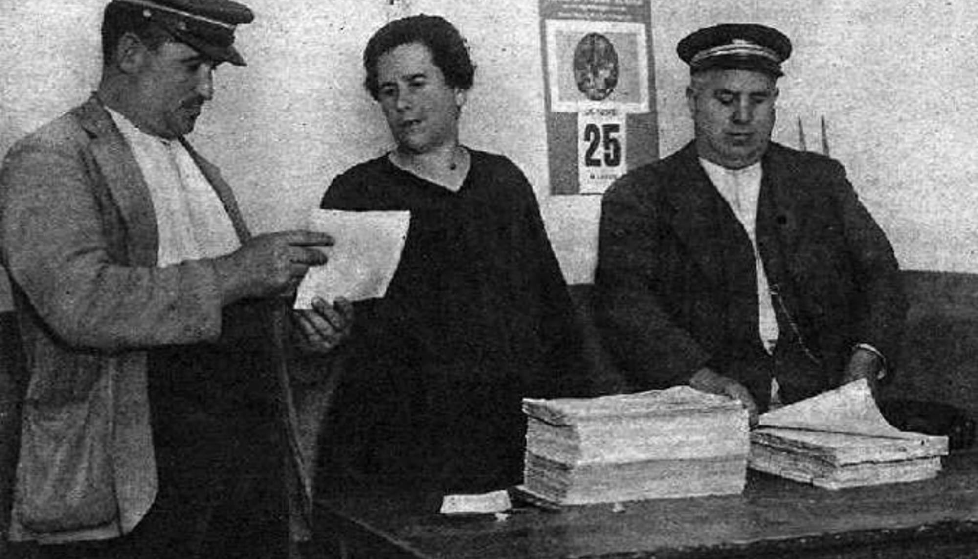 María Domínguez con los alguaciles de su pueblo