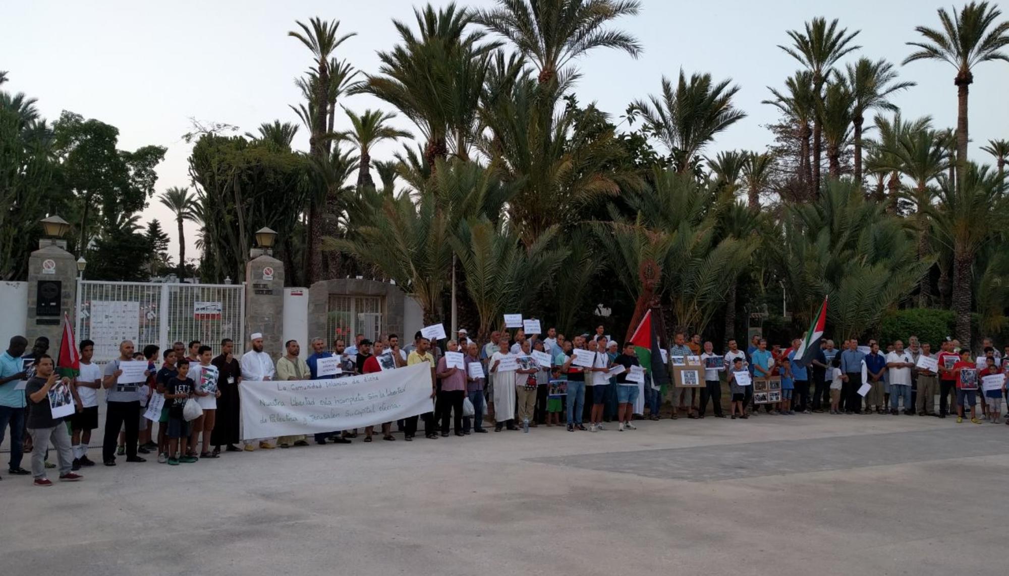 Manifestantes Elche FICIE