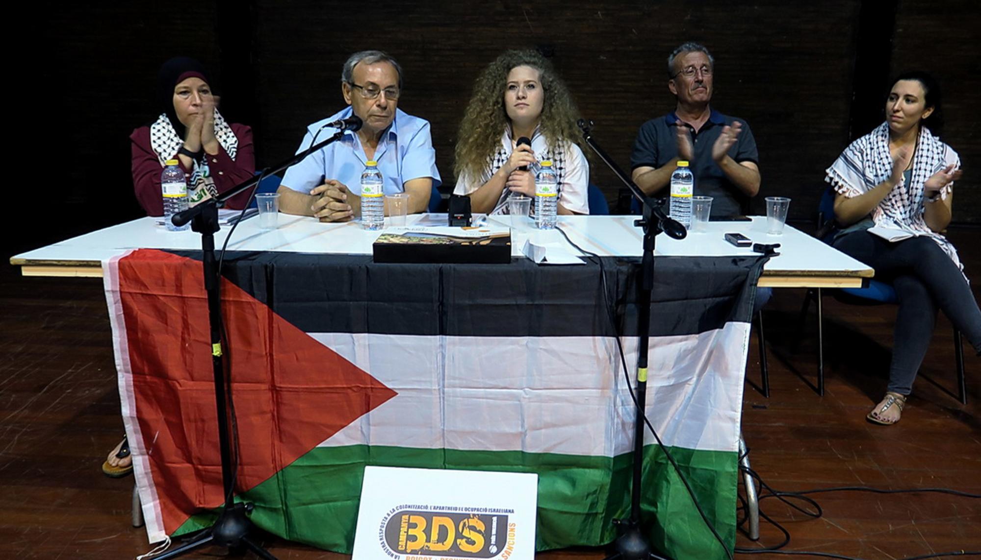 Ahed Tamimi, su madre Nariman i su padre Bassem