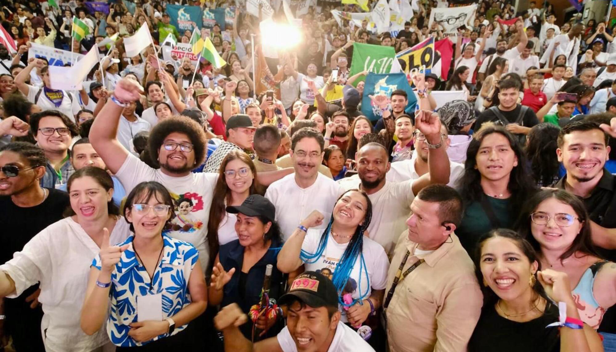 Iván Cepeda en campaña en el Encuentro Nacional de Jóvenes en Cali.