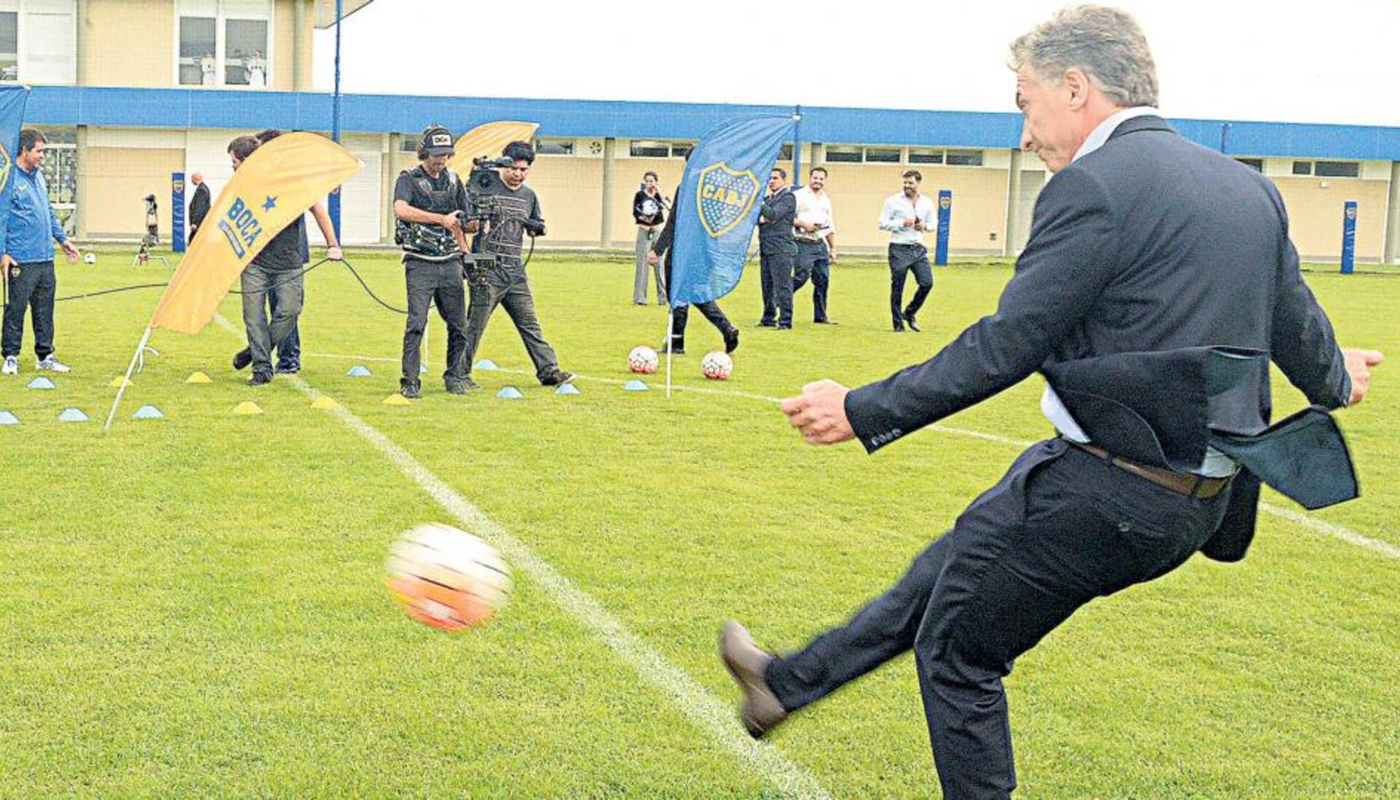 Mauricio Macri jugando al fútibol