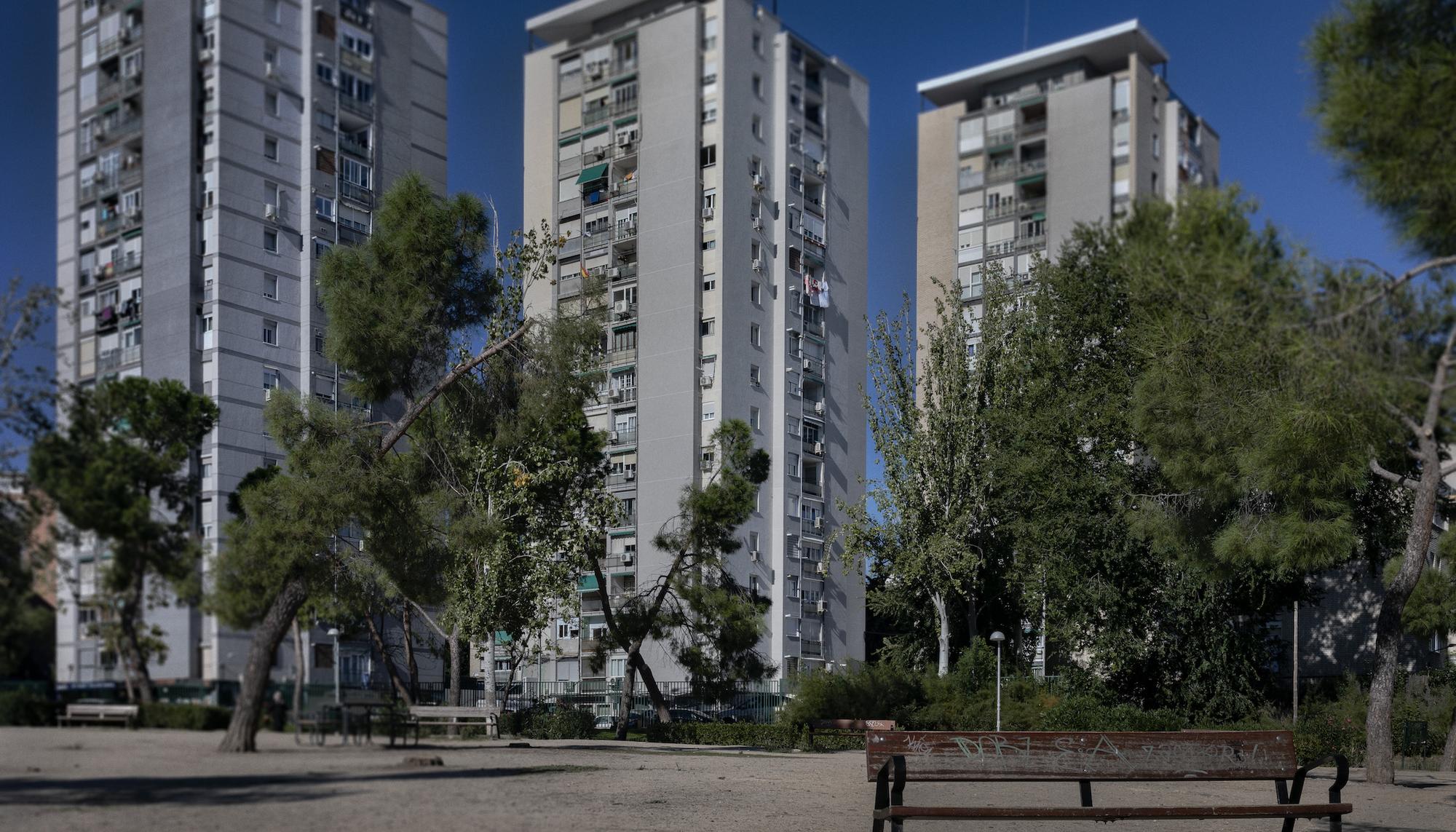 Ladrillo visto, toldo verde - 19