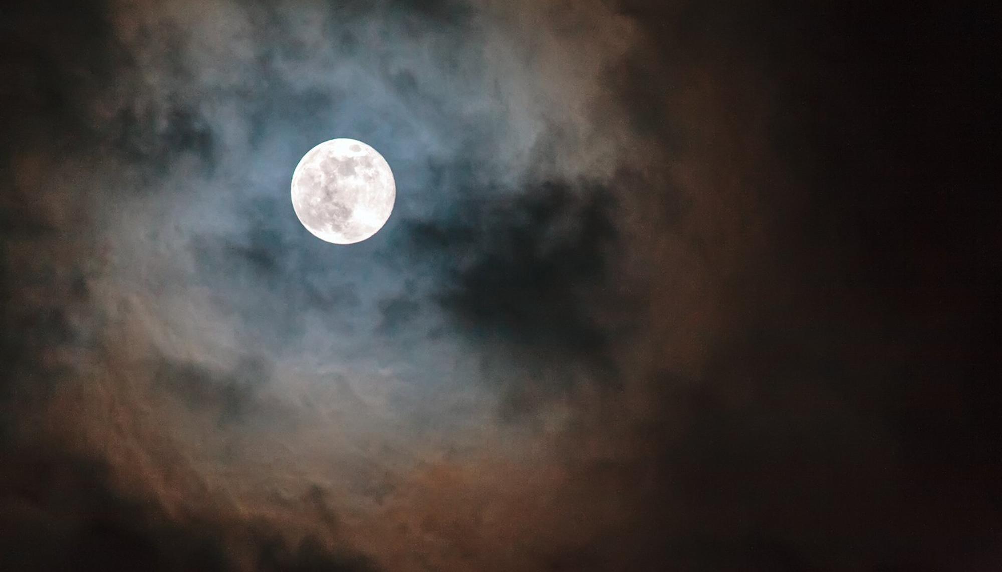 Luna. Noche. Cielo. Astronomía. Espacio