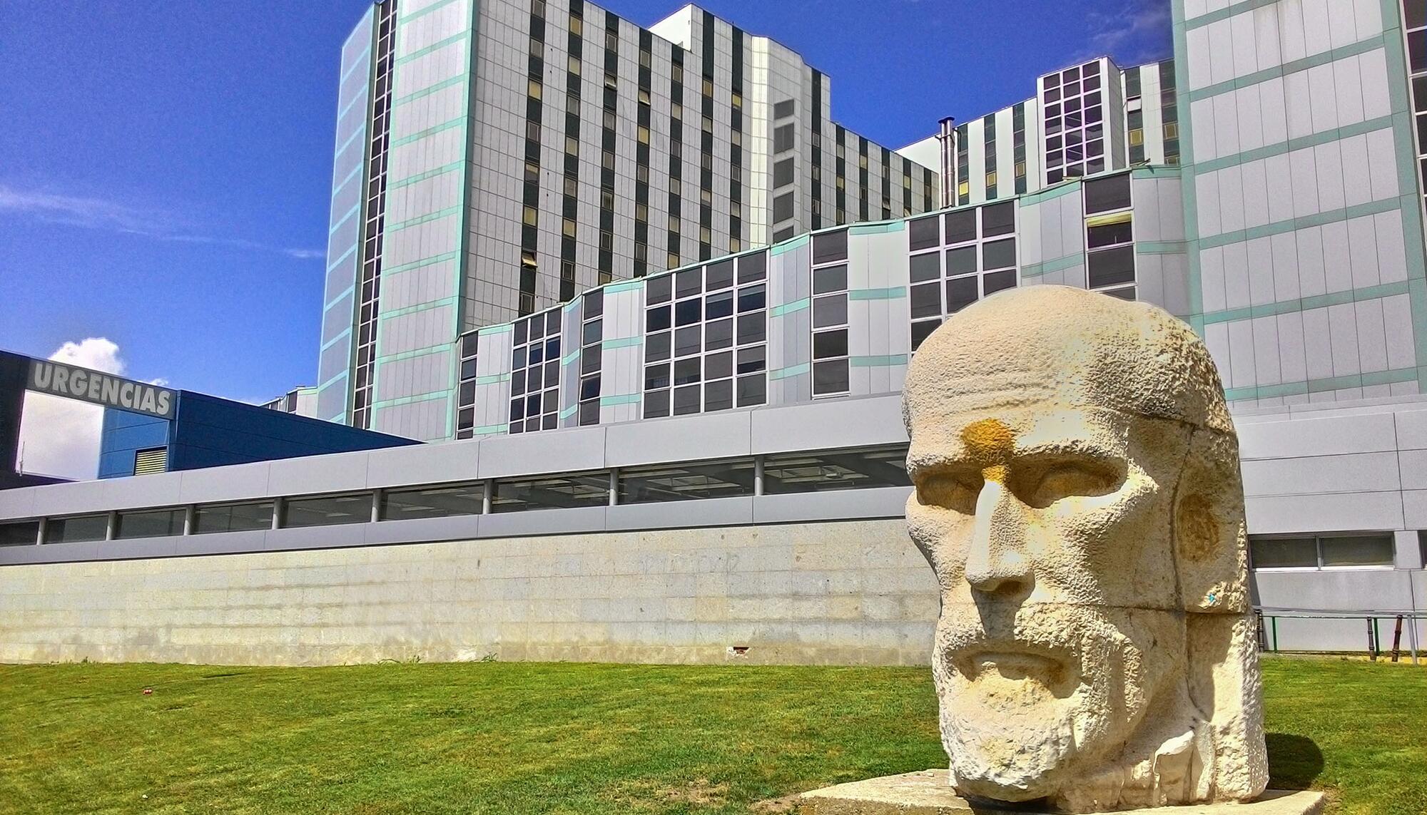 Hospital Ramón y Cajal escultura