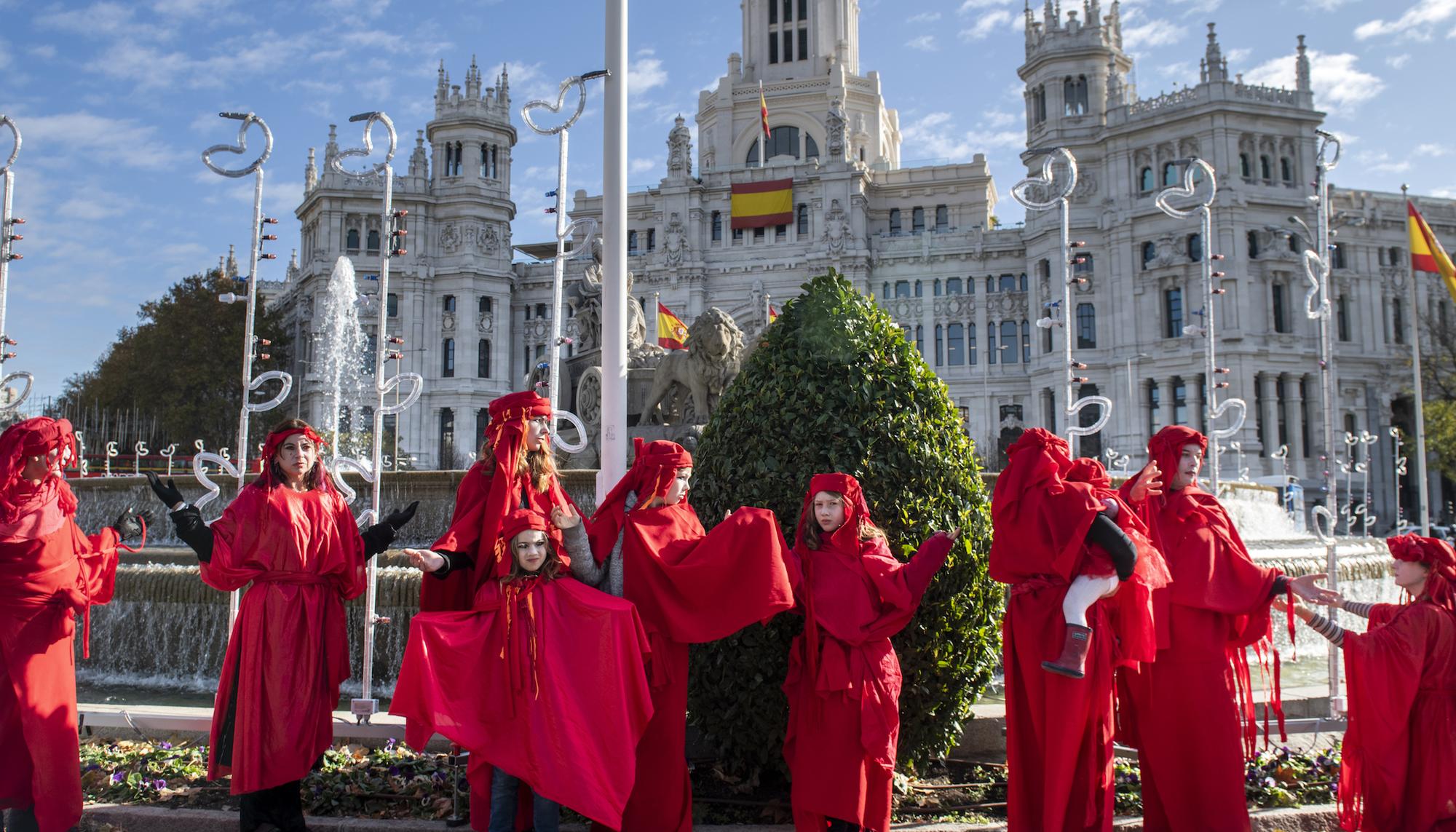 Activistas de Extinction Rebellion identificados por la policía tras realizar una acción de protesta en Madrid frente al Ayuntamiento - 2