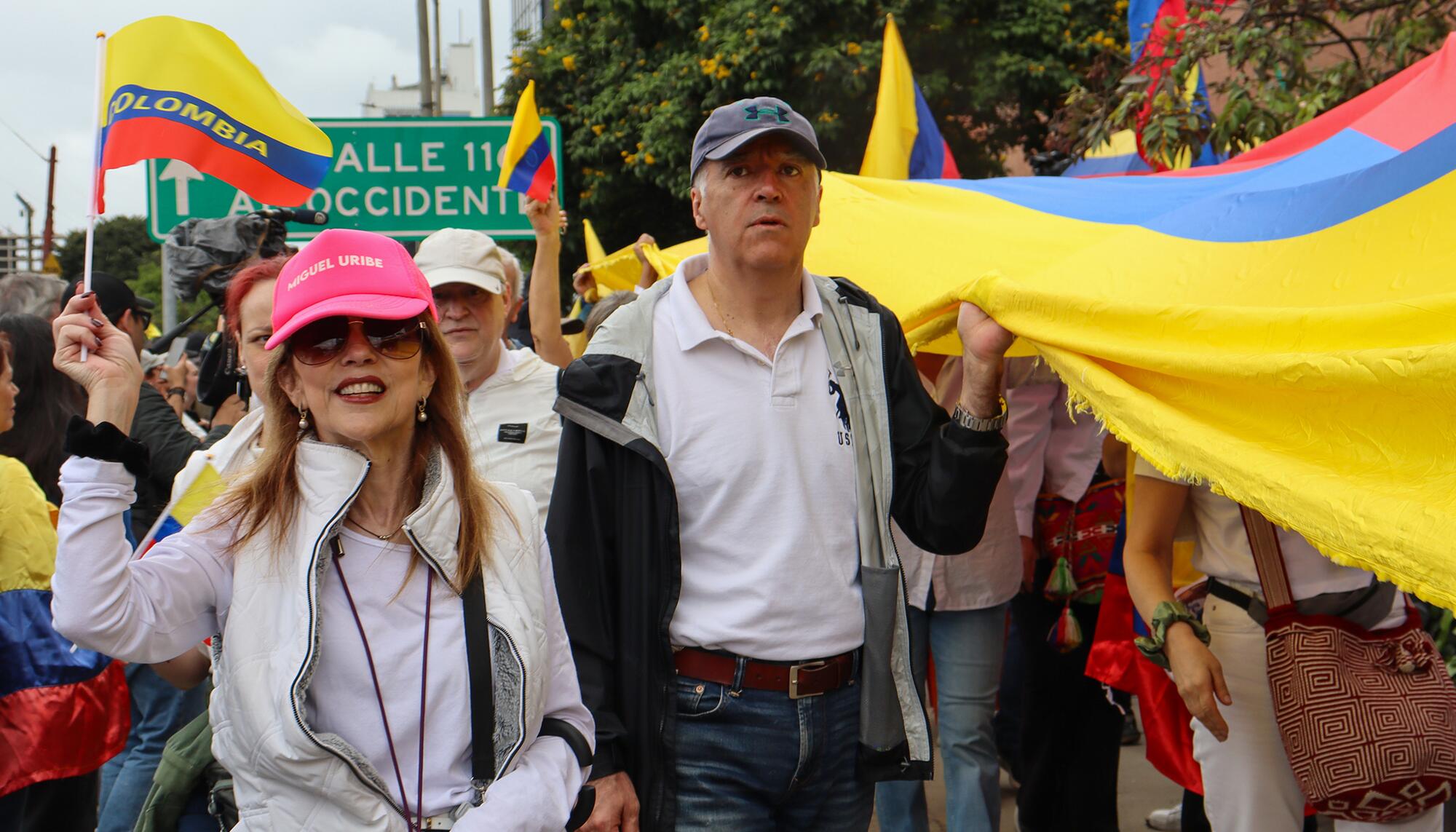 Simpatizantes del Centro Democrático y seguidores de Uribe Turbay se congregaron a las afueras de la clínica Fundación Santa Fe, donde se encuentra internado el senador colombiano.