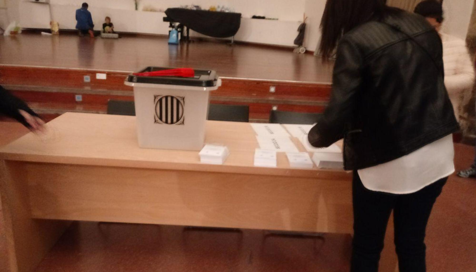 Urnas y papeletas en un colegio en la Seu d'Urgell
