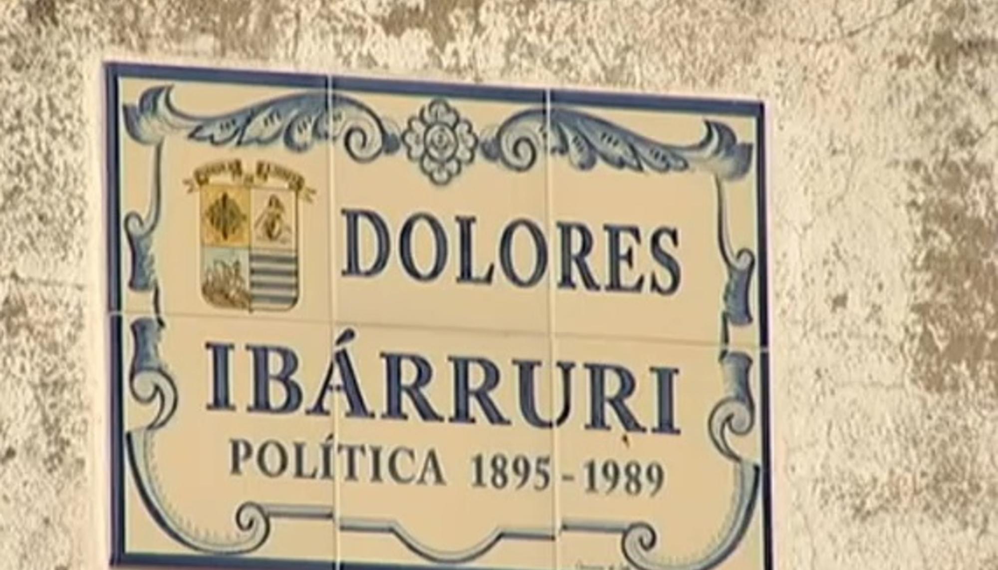Placa conmemorativa de Dolores Ibárruri en Villanueva de la Serena 