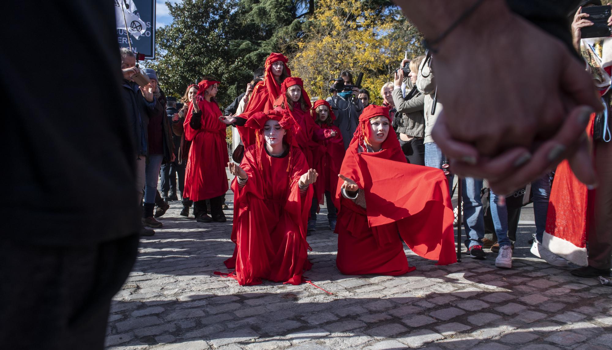 Activistas de Extinction Rebellion identificados por la policía tras realizar una acción de protesta en Madrid frente al Ayuntamiento - 6