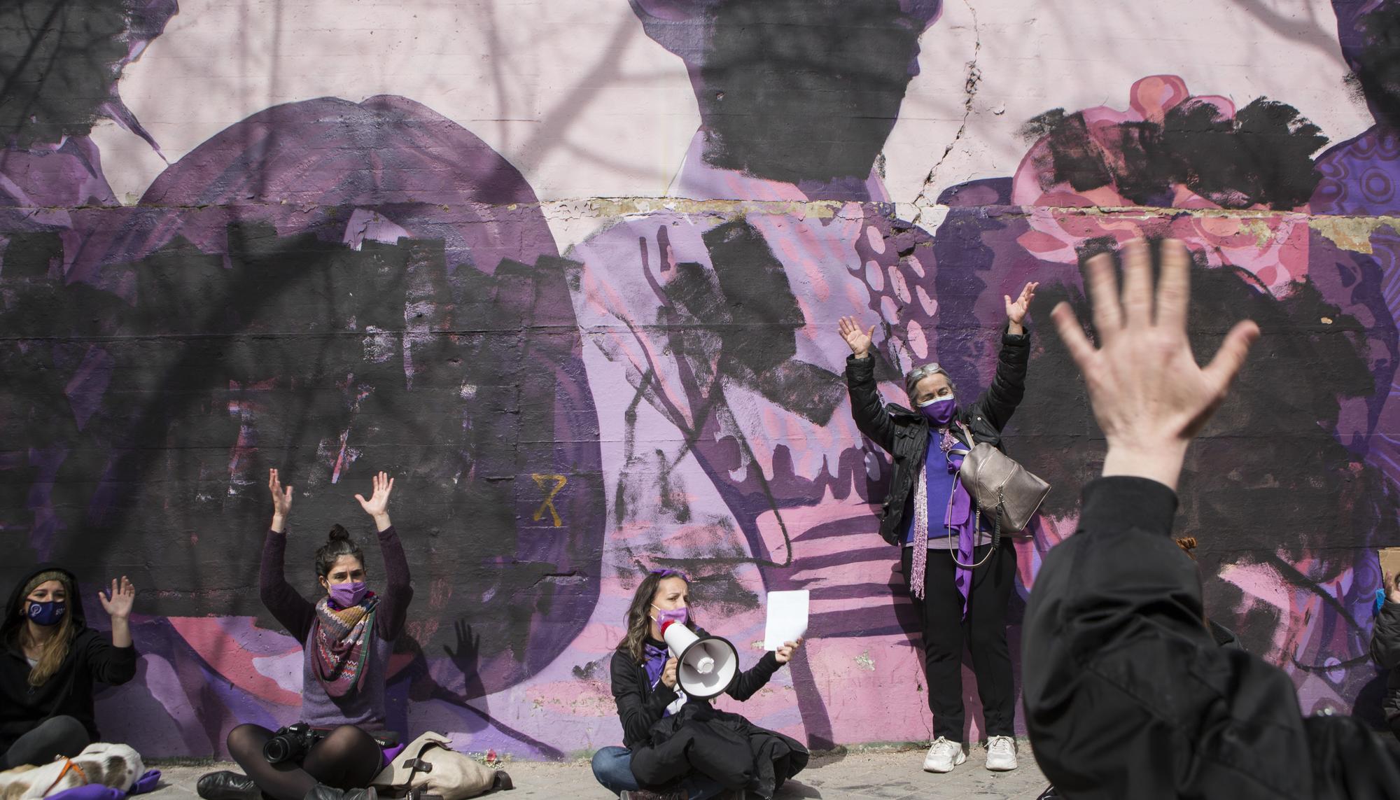 concentración frente al mural feminista vandalizado el 8M en Madrid - 8