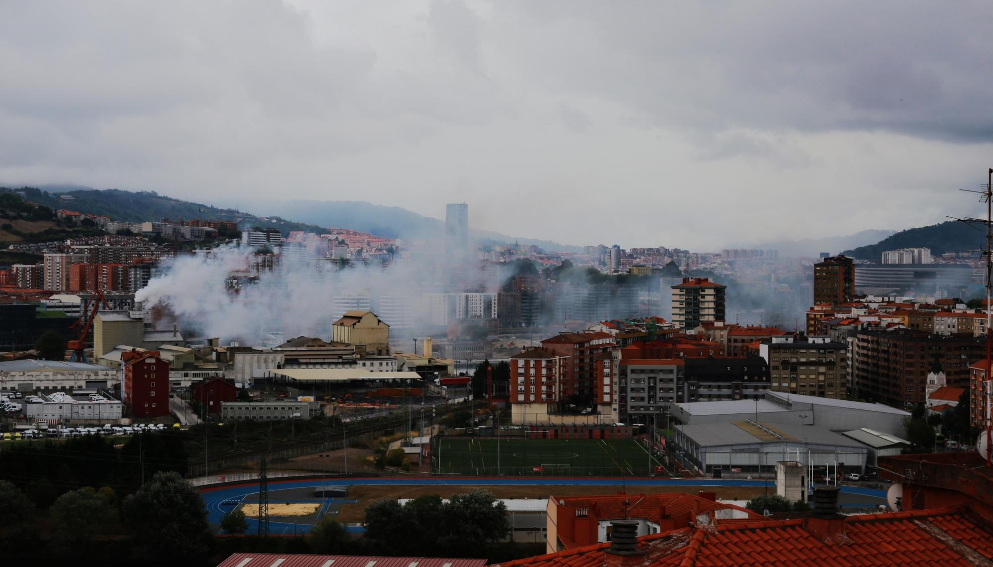 Un día de humos excesivos en la actual fábrica de Sader en Zorroza