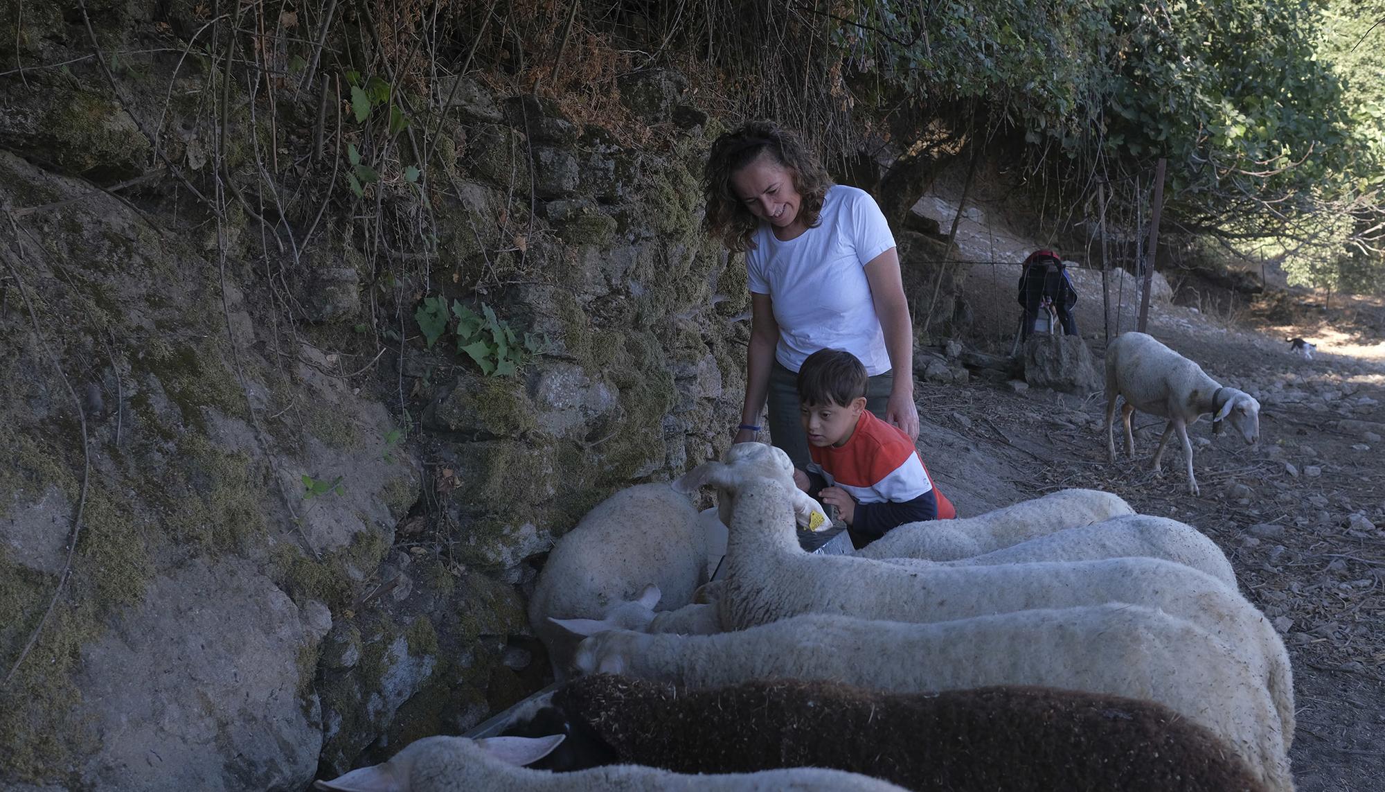 Ana González y uno de sus hijos