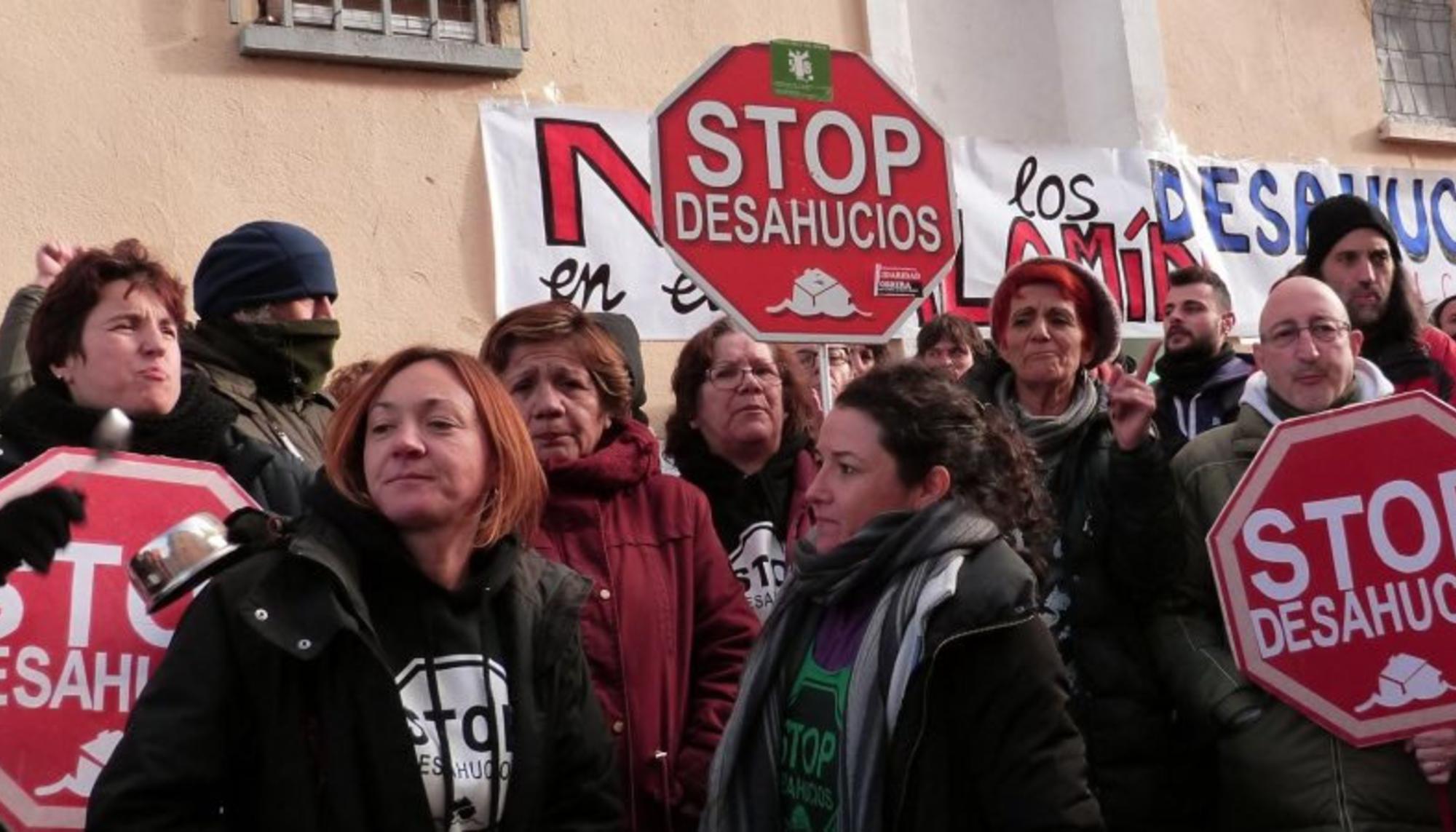 Protesta contra los desahucios en el barrio del Alamín, en Guadalajara.