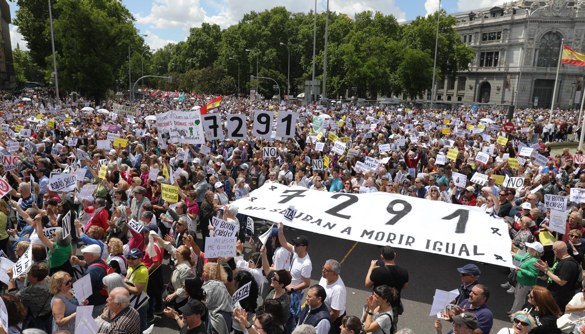 Cibeles repleta de manifestantes por la sanidad pública este 19 de mayo.