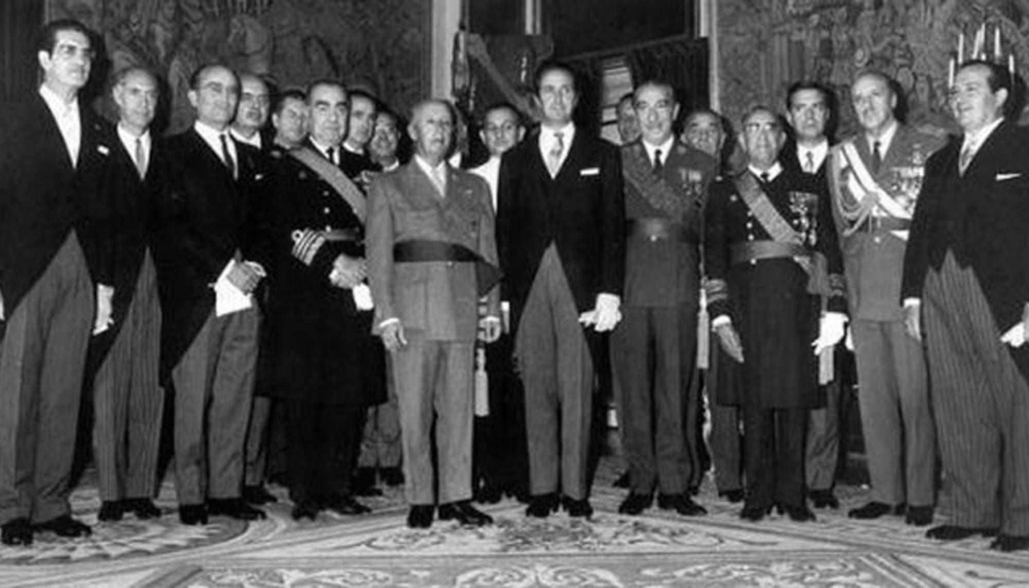 Gregorio López Bravo, en el centro de la imagen a la izquierda de Franco.