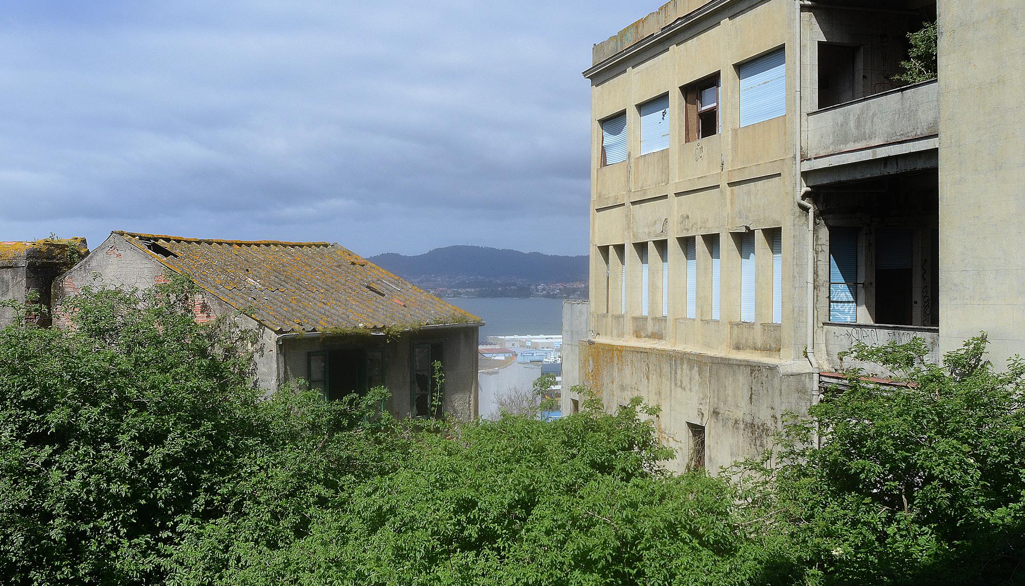 Casas do Barrio do Cura sepultadas pola herba antes das obras.