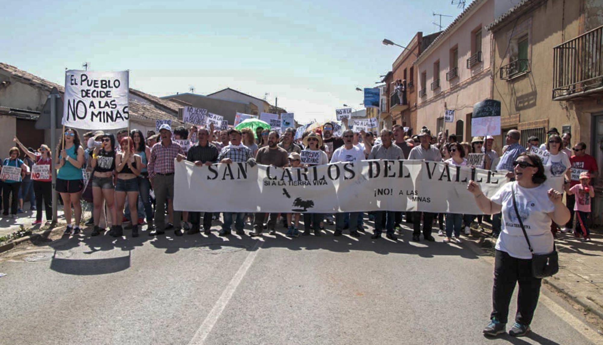 Manifestación contra la mina