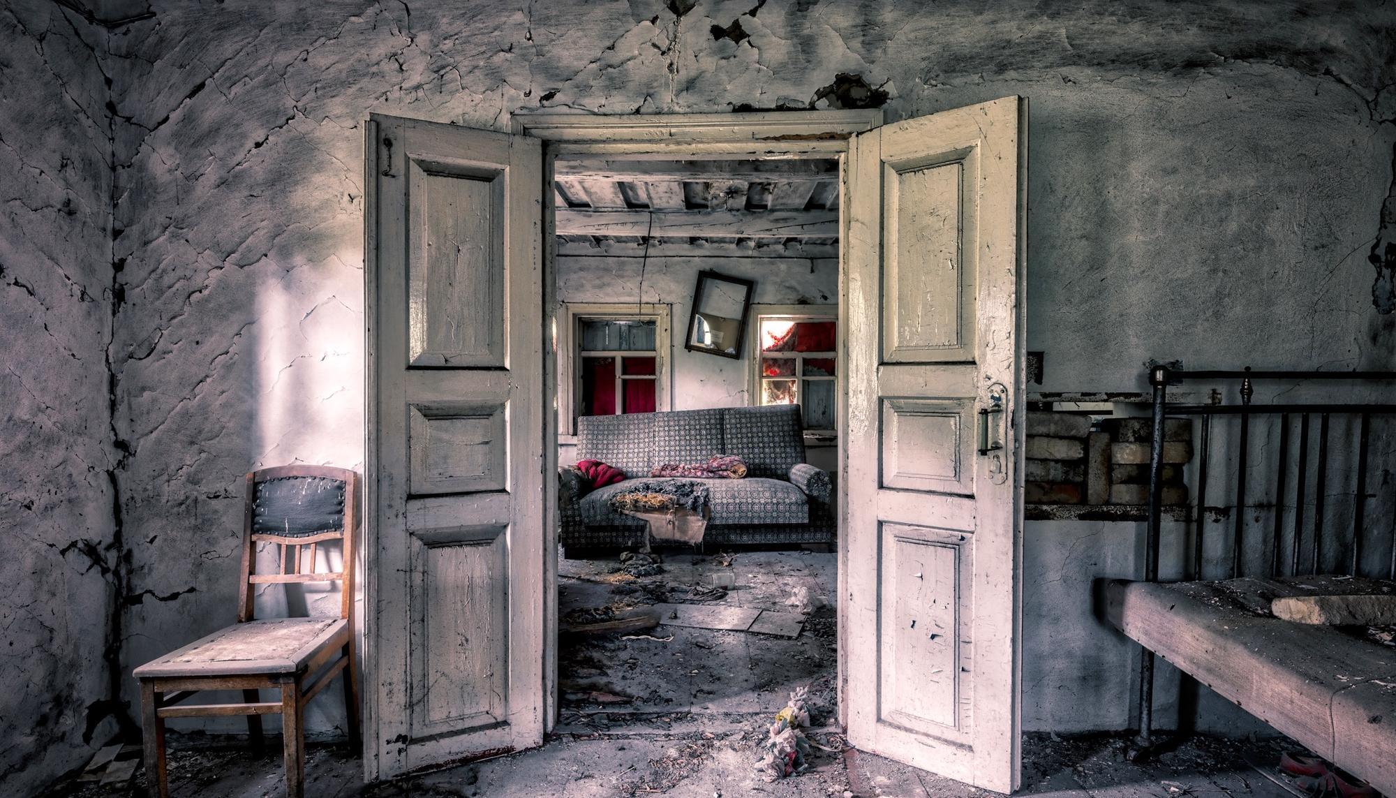 Casa abandonada en la Zona de Exclusión de Chernóbil. Imagen del documental 'Stalking Chernobyl'.