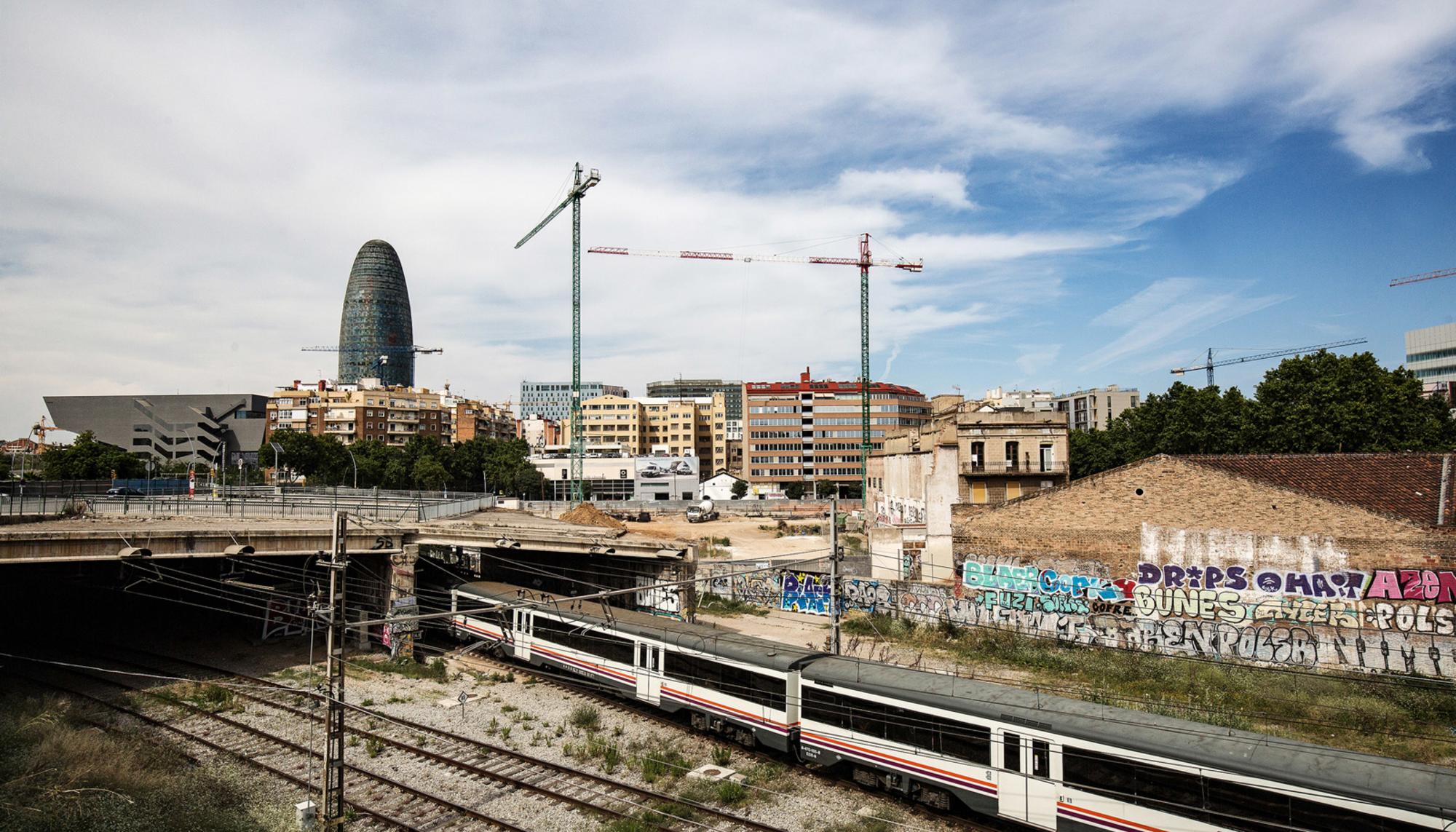 La Torre Agbar junto al DHub en el @Distrito22 de Poblenou, Barcelona