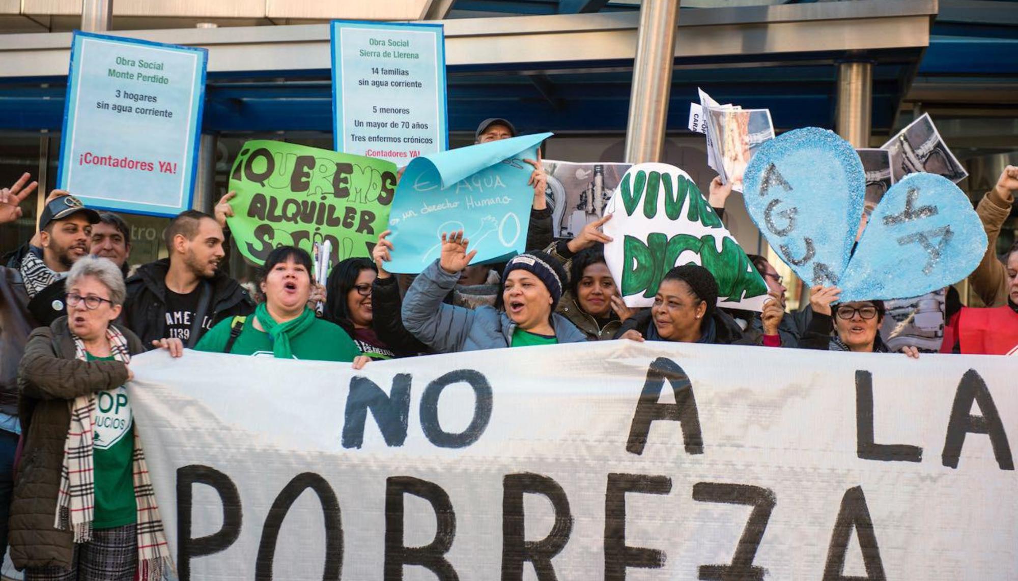 Protesta de la PAH en el edificio del Canal de Isabel II en Madrid