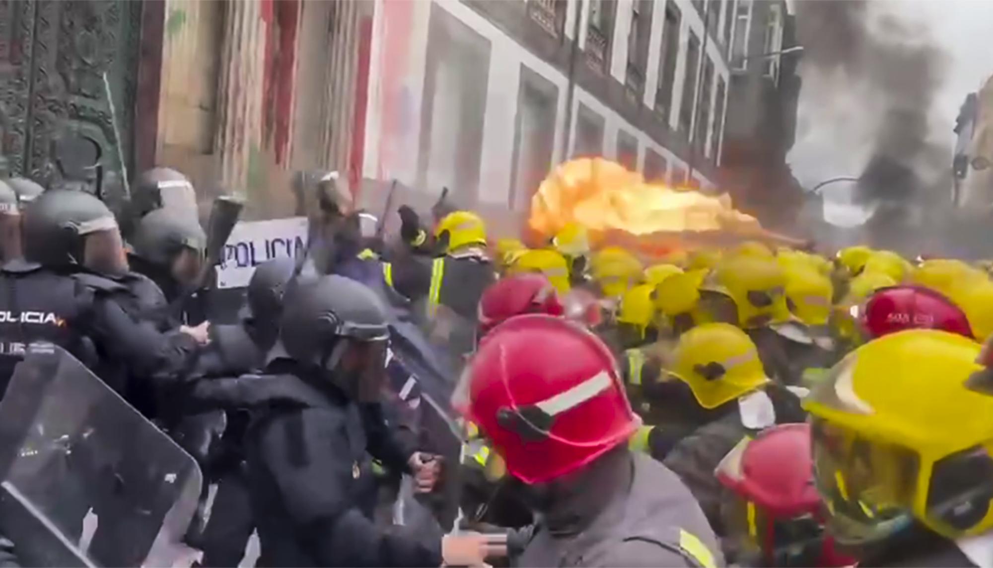 Policías contra bomberos