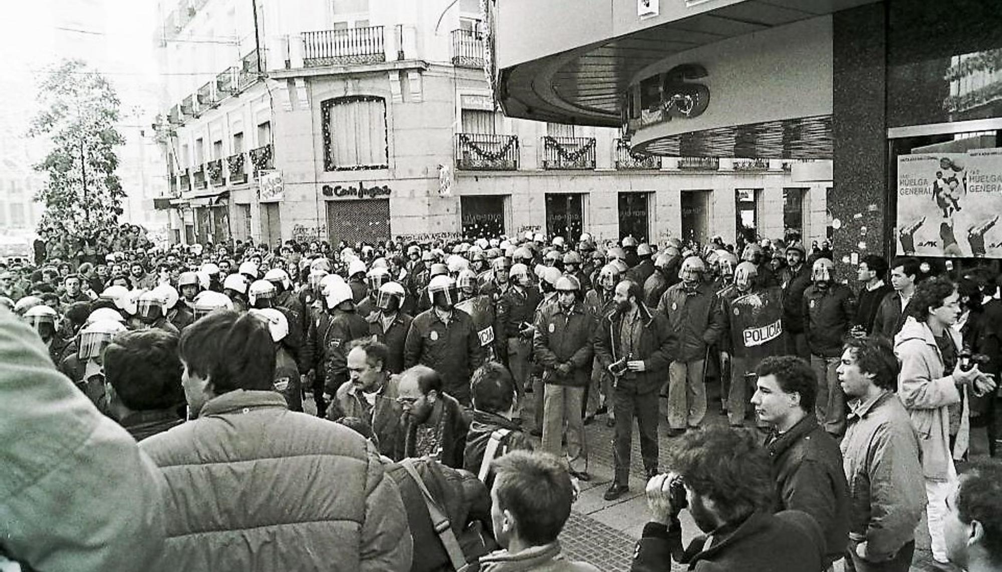 Puerta de El Corte Inglés en la jornada de huelga general del 14D de 1988.