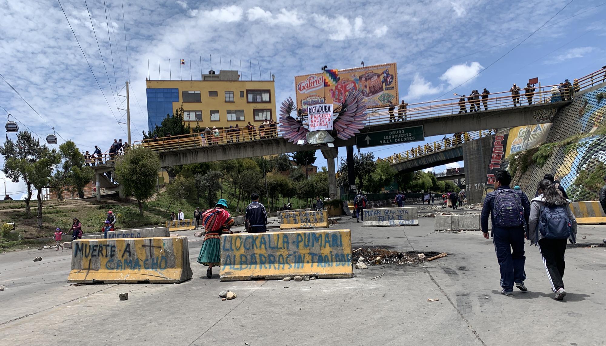 Bloqueo de carreteras en El Alto, a cinco km de La Paz.