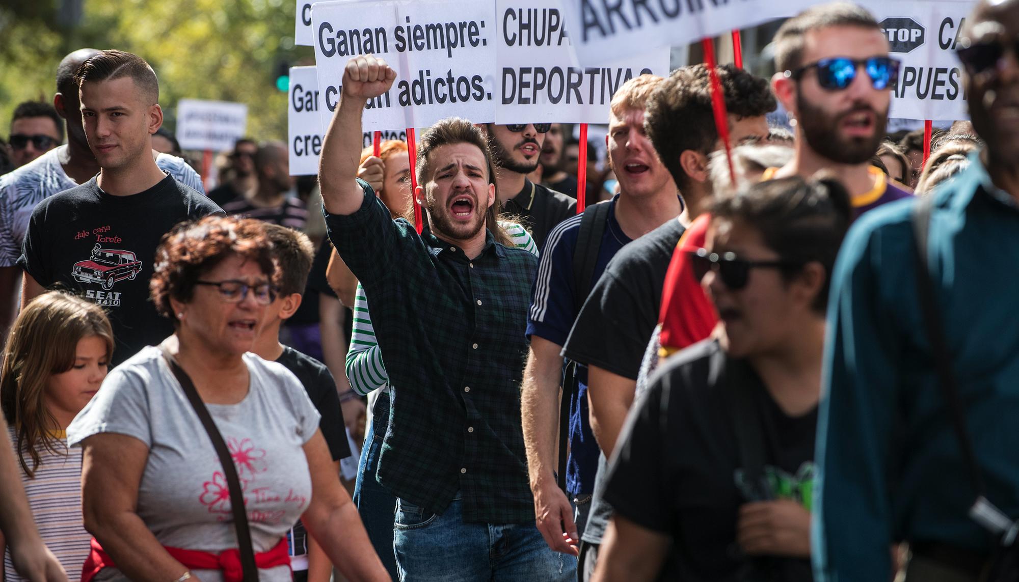 Manifestación contra las casa de apuestas en el barrio de Teután, Madrid.