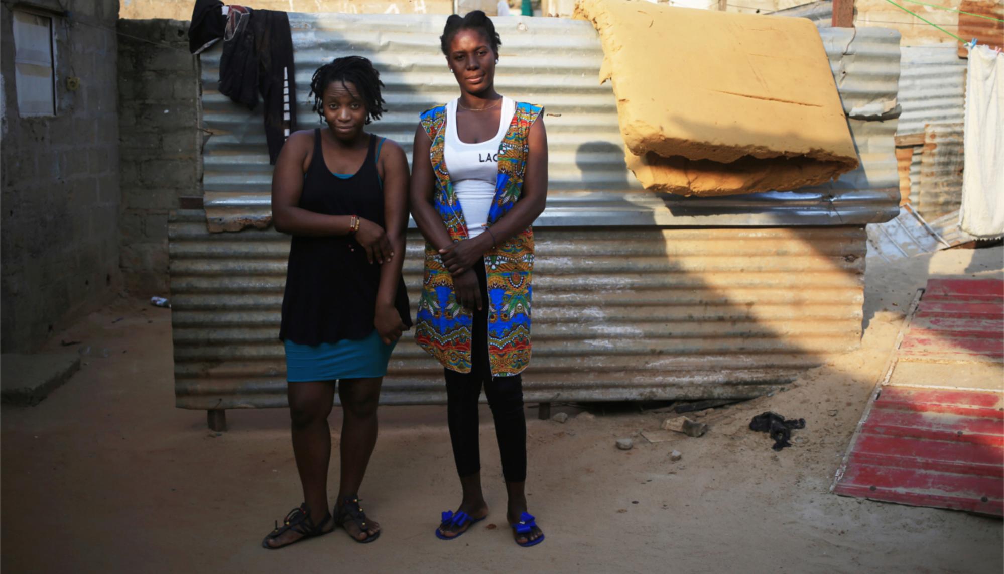 Laurinda Gouveia (izquierda) y Rosa Conde (derecha) en el exterior de la casa de la segunda, en la zona de Rocha Pinto (Luanda)